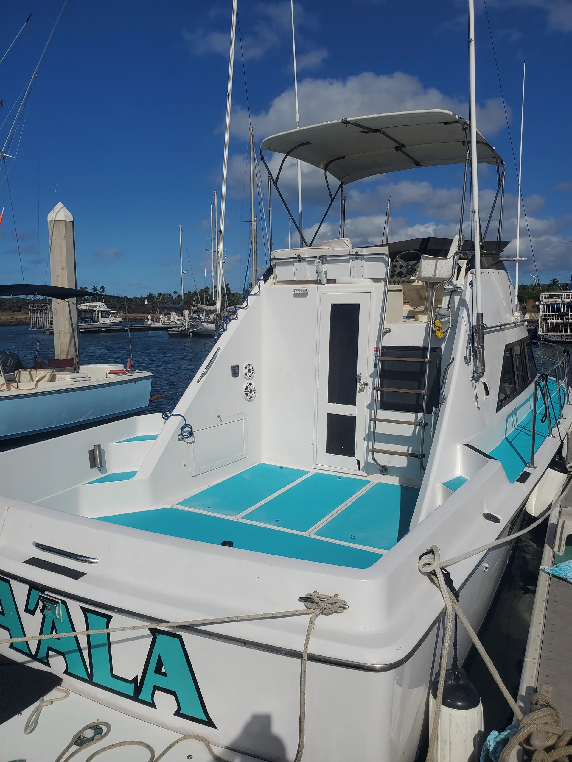 Hatteras Yachts 31 Sport Cruiser in Haleiwa, HI — photo 3