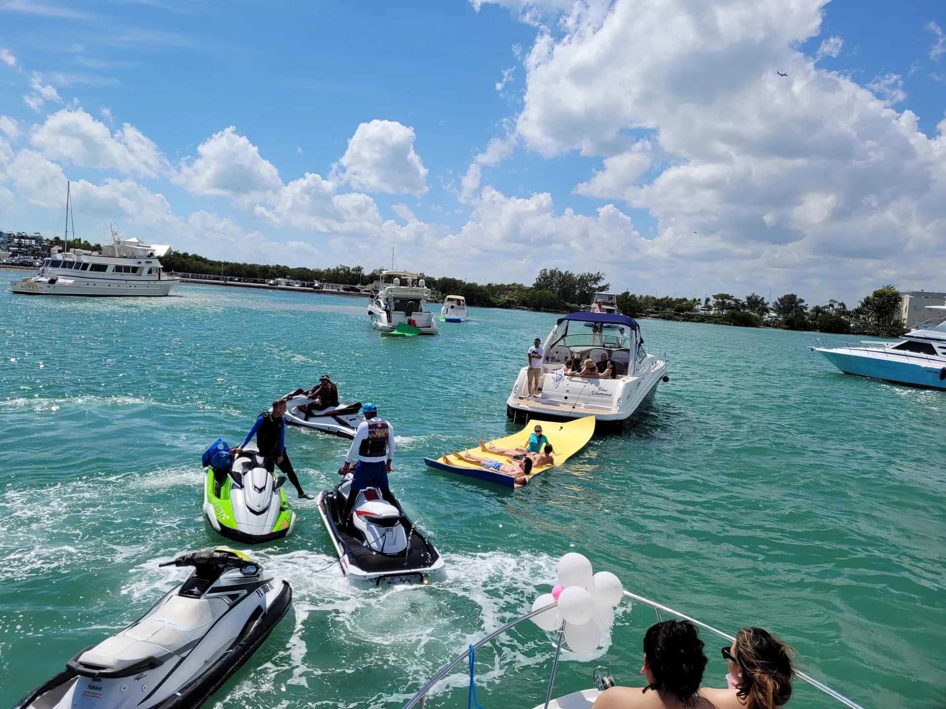 Sea Ray Boats 350 Sundancer in Miami, FL — photo 9