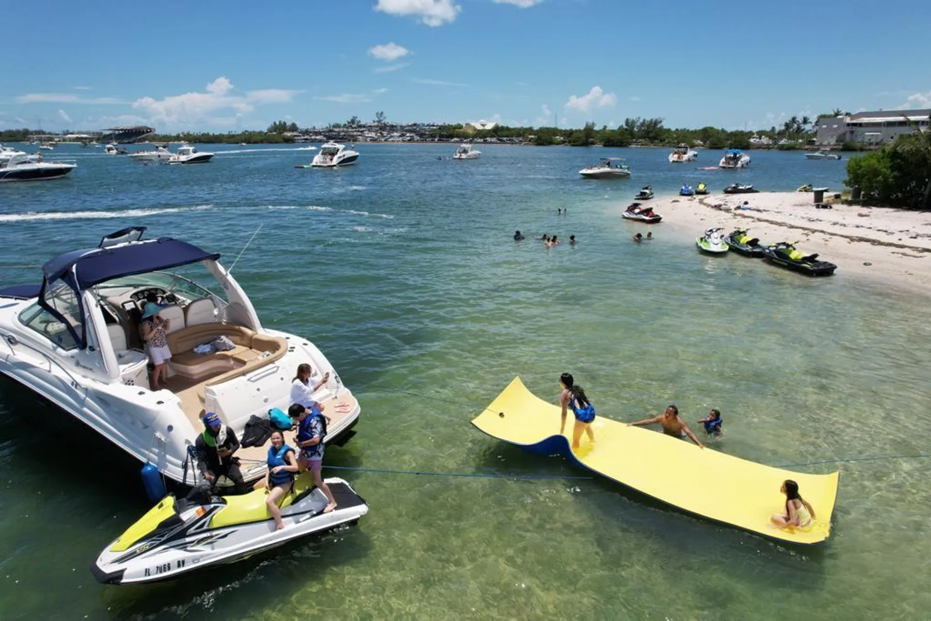 Sea Ray Boats 350 Sundancer in Miami, FL — photo 3