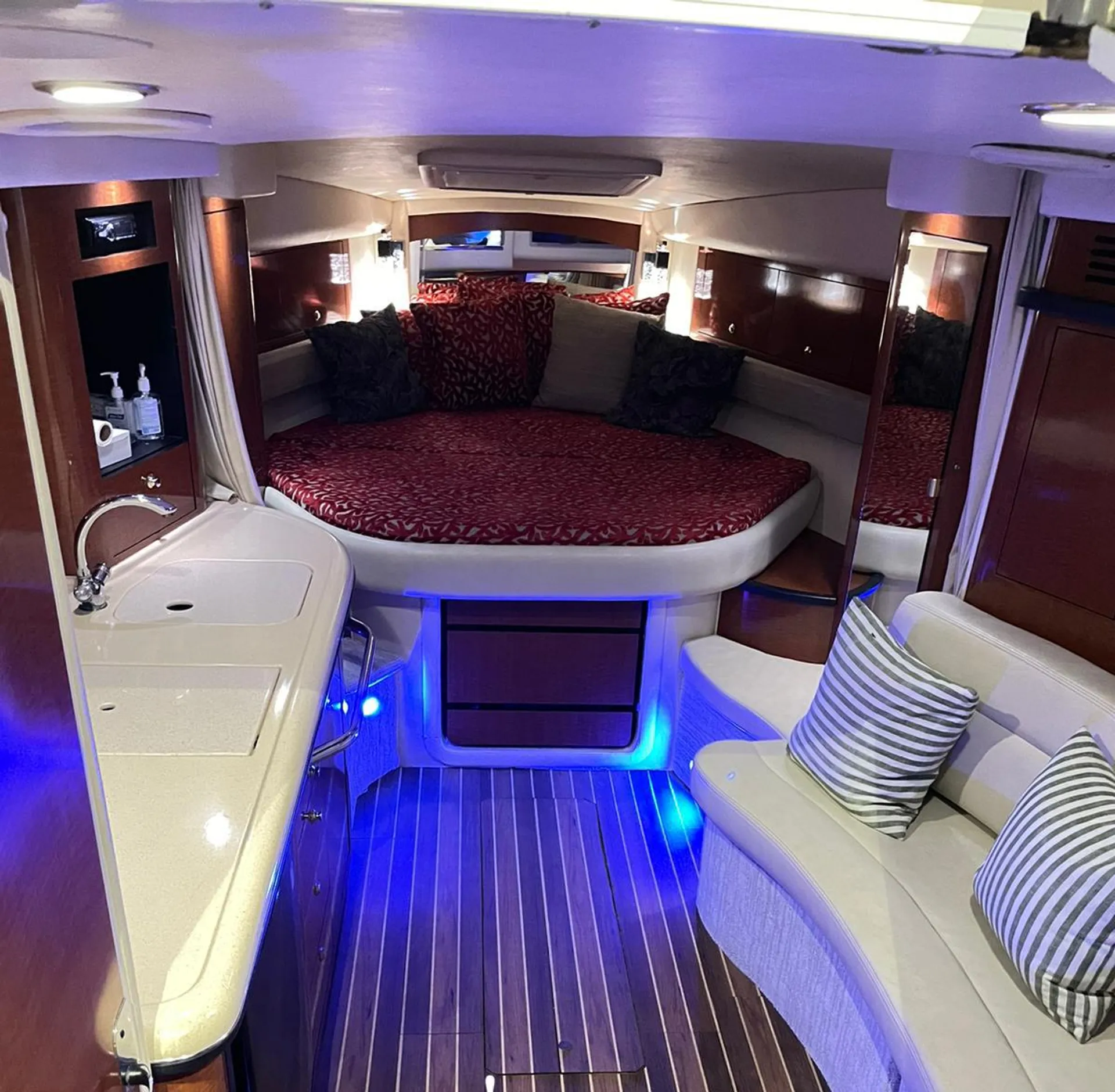 Sea Ray Boats 350 Sundancer in Miami, FL — photo 5
