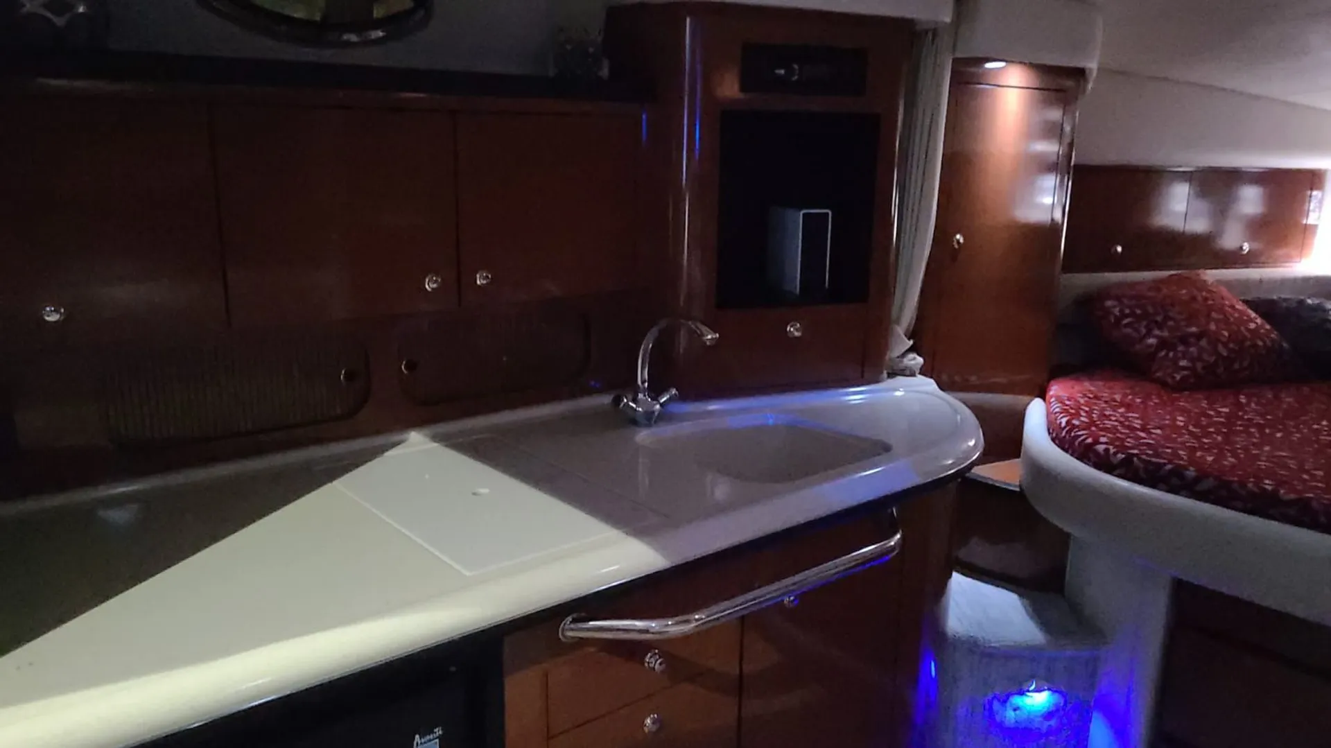 Sea Ray Boats 350 Sundancer in Miami, FL — photo 6