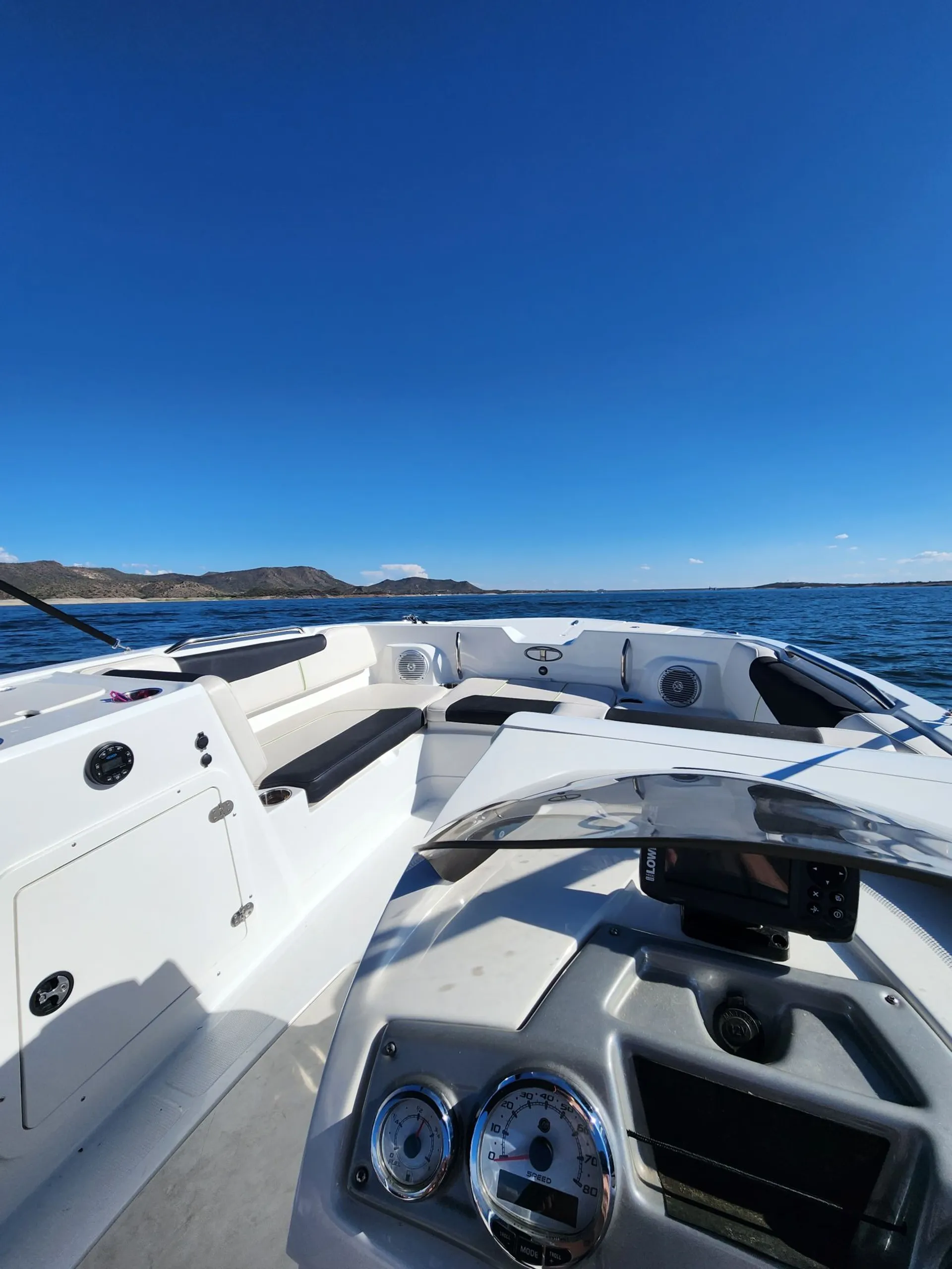 Tahoe 2150 deckboat in Peoria, AZ — photo 4
