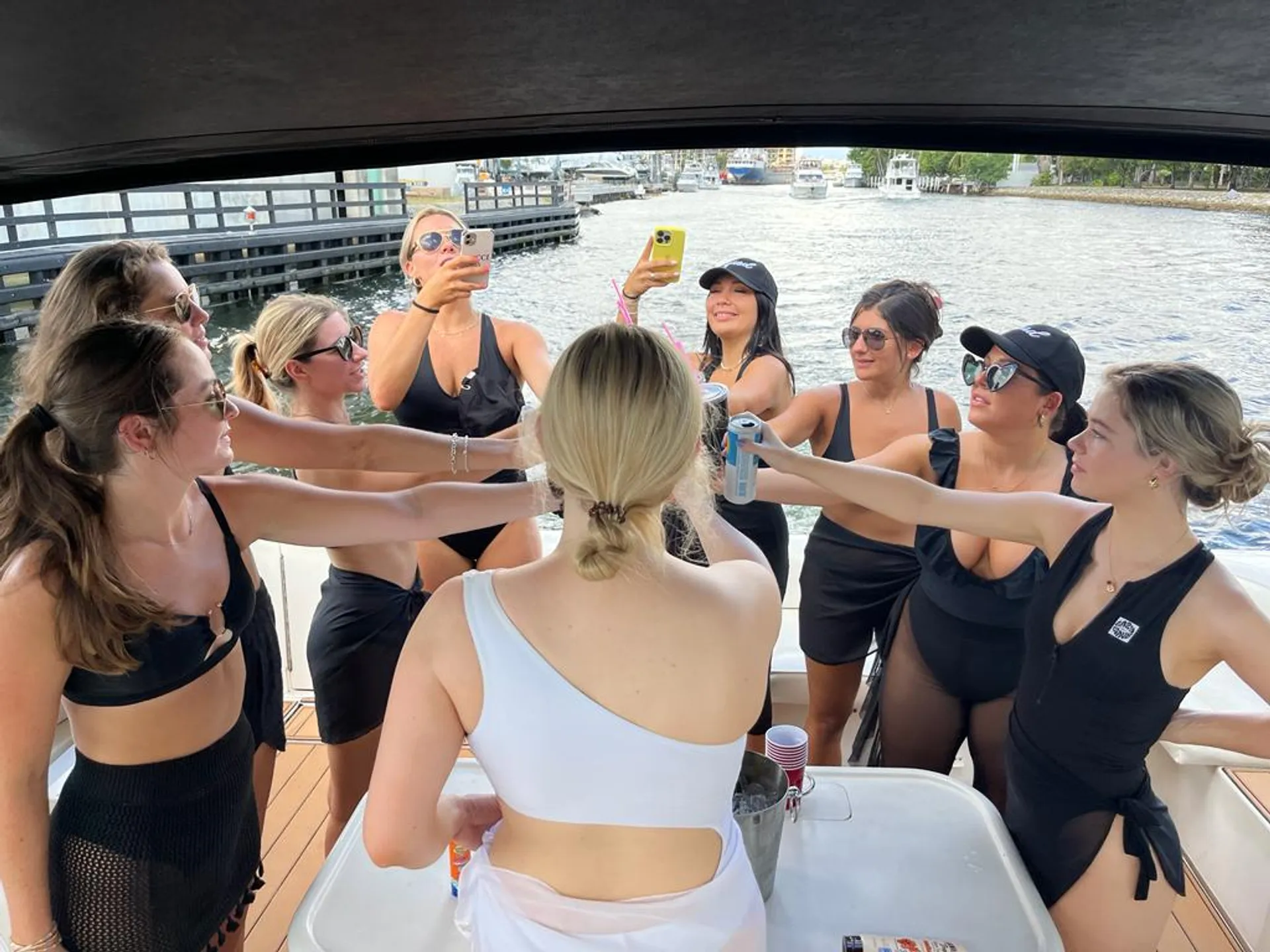 Sea Ray Boats 500 Sundancer in Miami, FL — photo 10