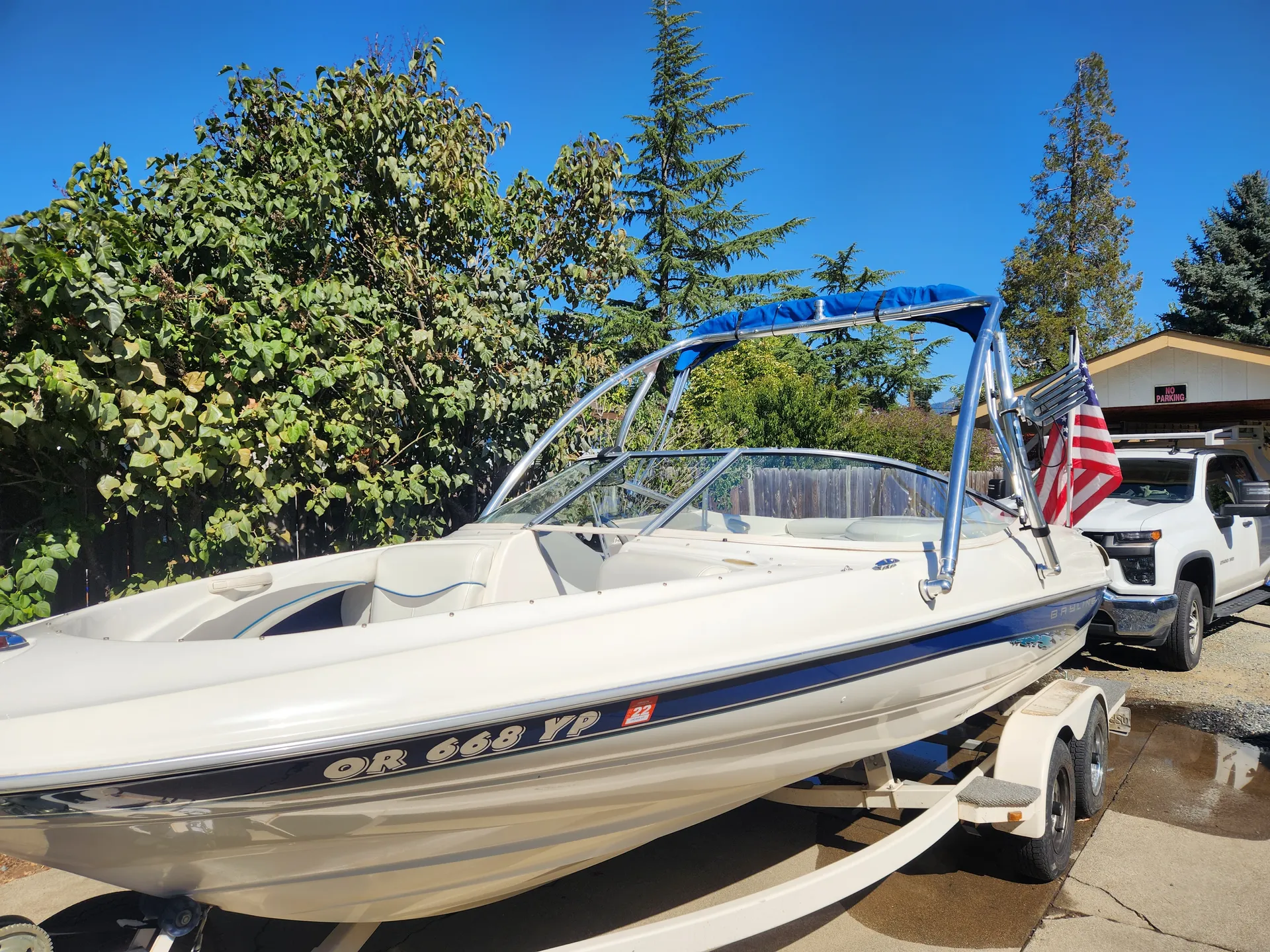 20' Bayliner w/open bow, waketower and tubes!
