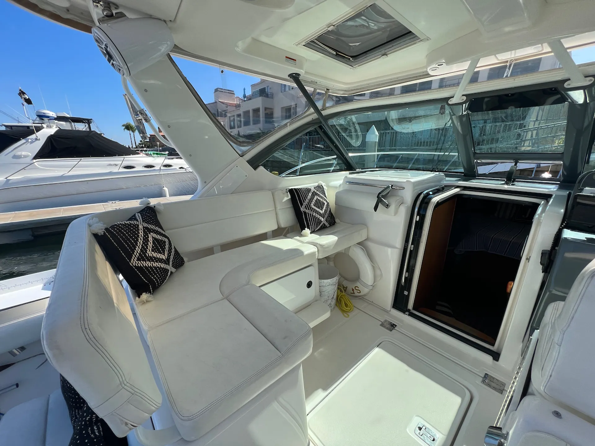 Tiara Yachts 3200 Open Express Cruiser in Huntington Beach, CA — photo 4