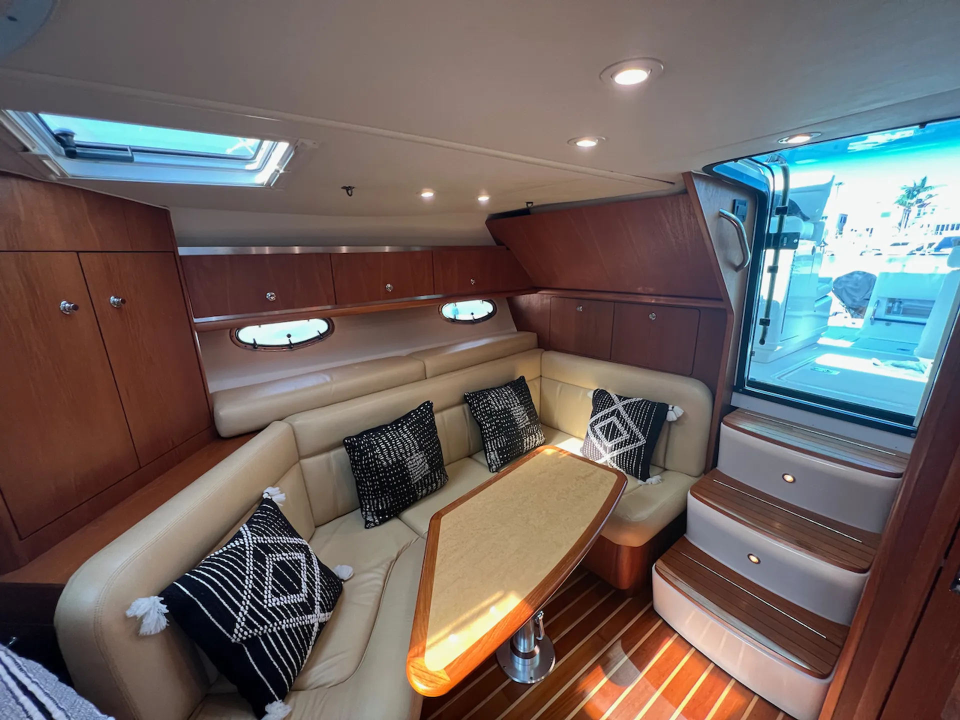 Tiara Yachts 3200 Open Express Cruiser in Huntington Beach, CA — photo 6