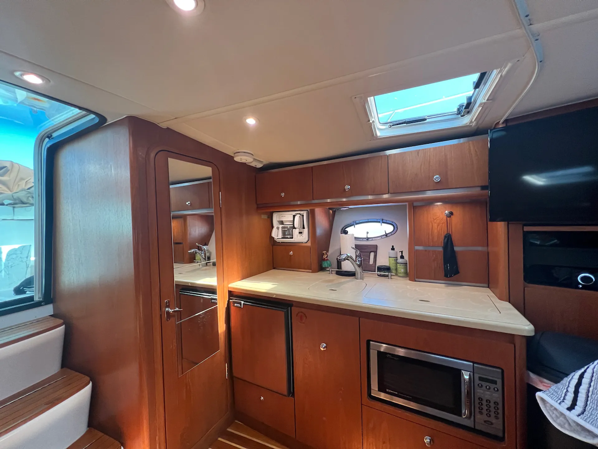 Tiara Yachts 3200 Open Express Cruiser in Huntington Beach, CA — photo 7