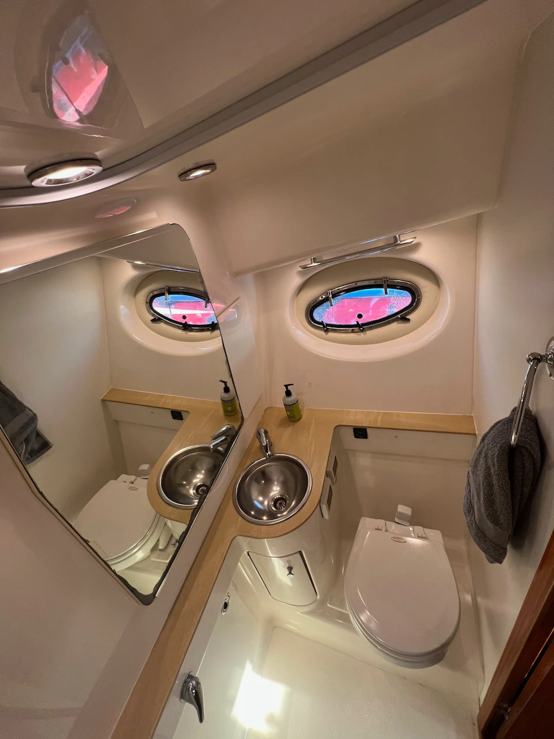 Tiara Yachts 3200 Open Express Cruiser in Huntington Beach, CA — photo 8