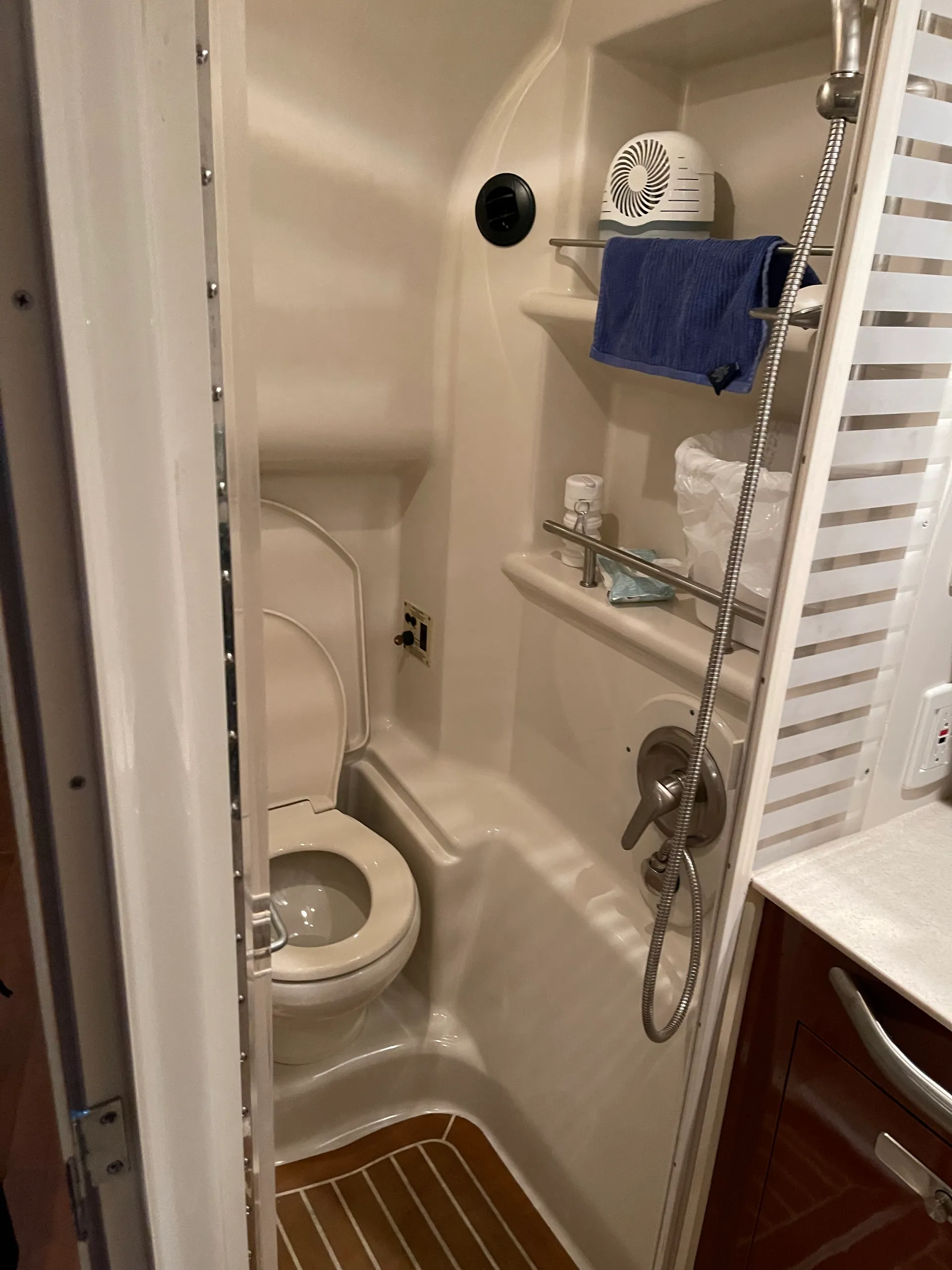 Sea Ray Boats IO1137826 in Newport Beach, CA — photo 5