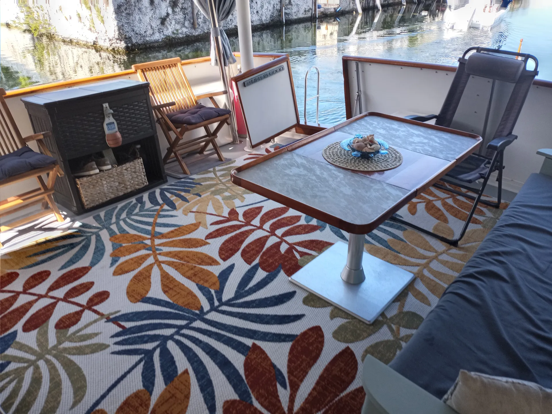 All inclusive yacht charter. Day and overnight trips available