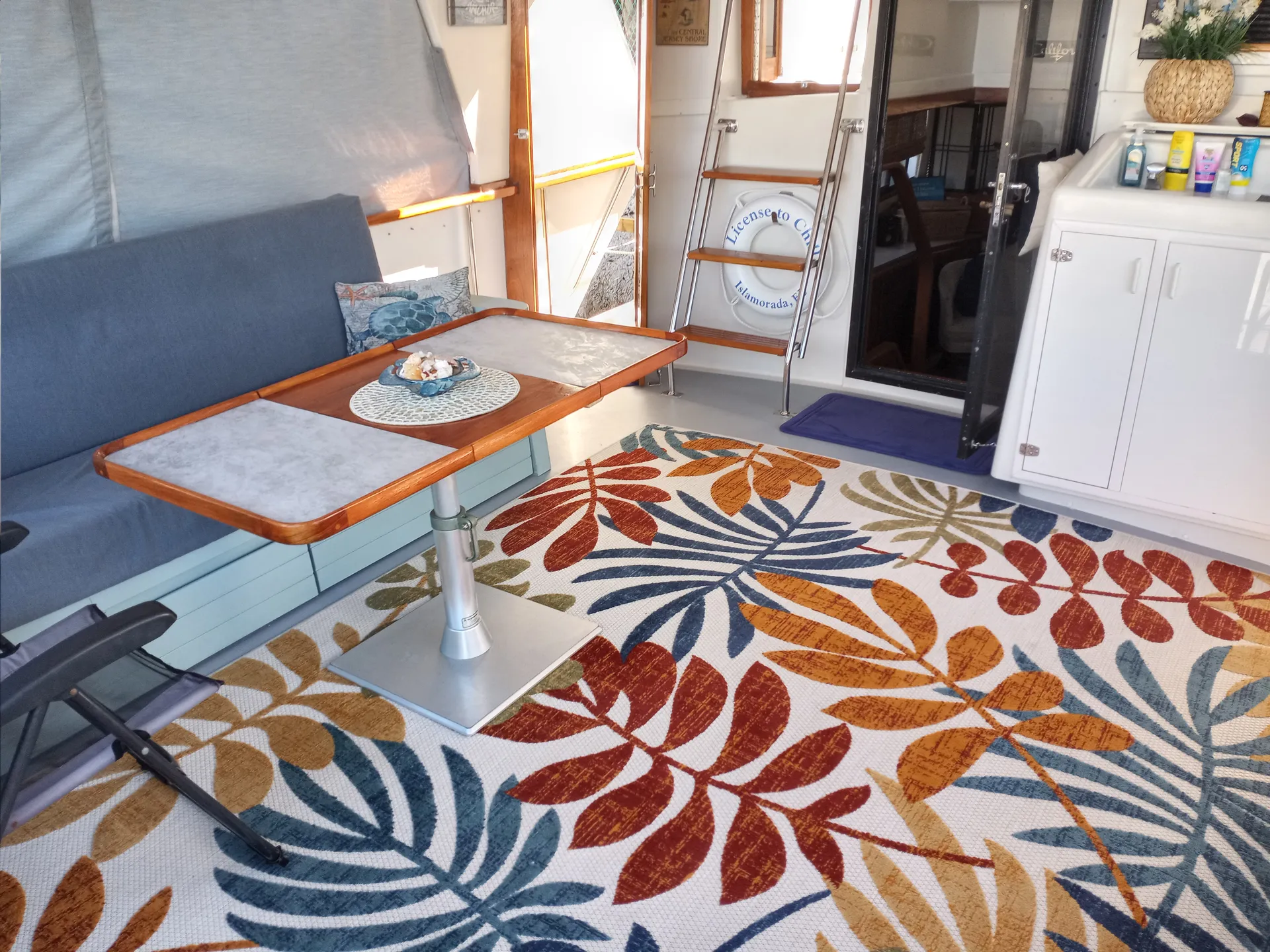 All inclusive yacht charter. Day and overnight trips available