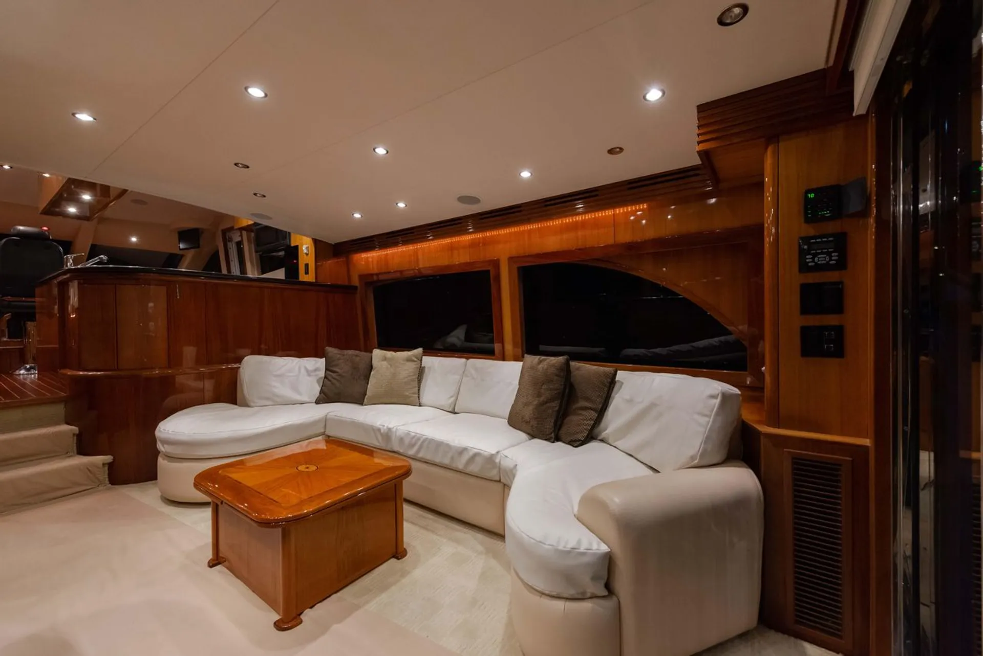 64 Hatteras motor yacht  lots of toys 