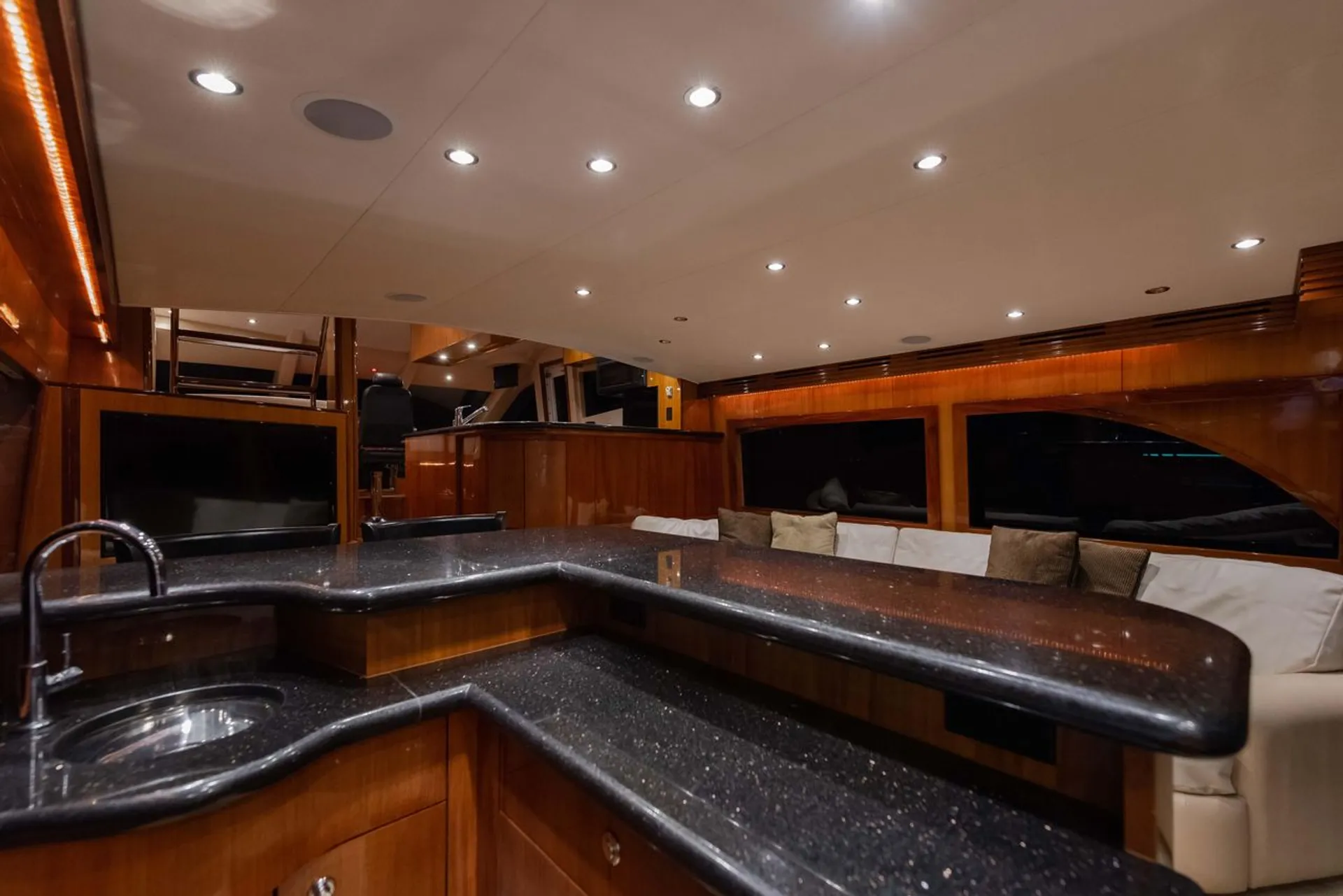 64 Hatteras motor yacht  lots of toys 