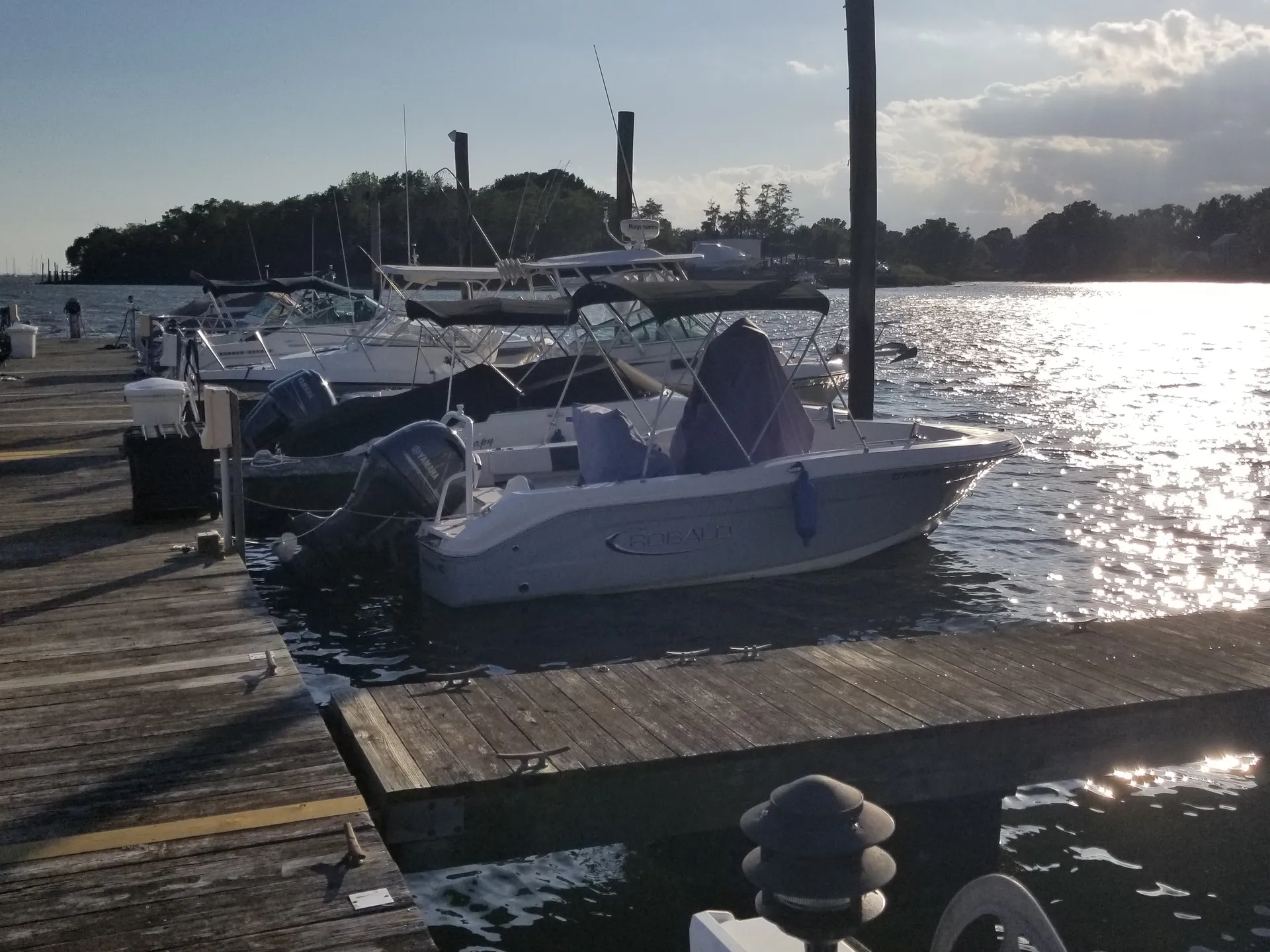 Robalo R180 in Bridgeport - Hang out or fish!