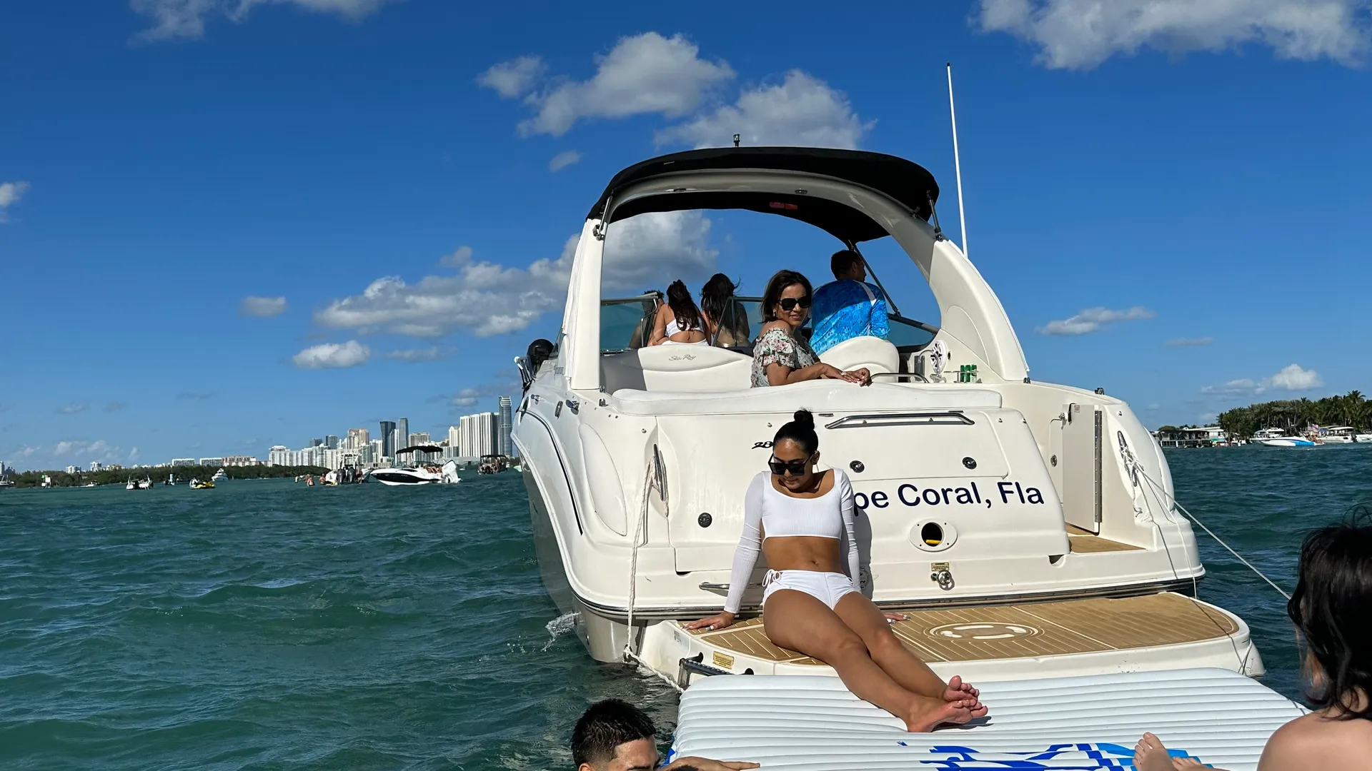 Sea Ray Boats 280 Sundancer in North Bay Village, FL — photo 4