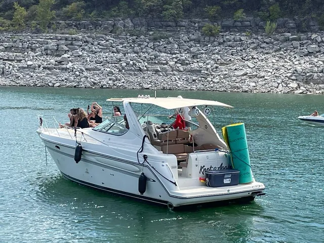 Rent a Maxum motor yacht in Austin, TX near me