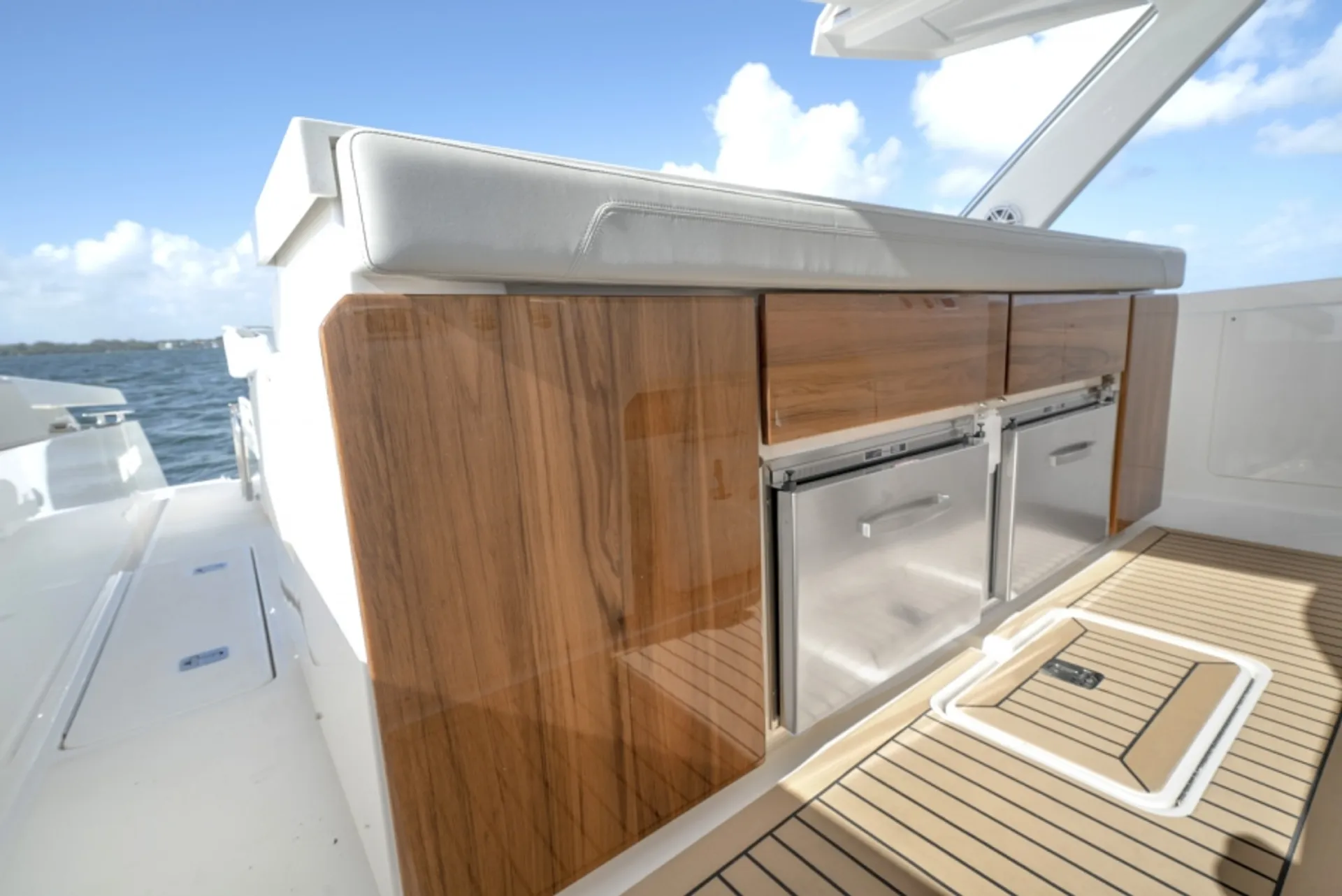 Tiara 43 LS Luxury Charter Day Boat