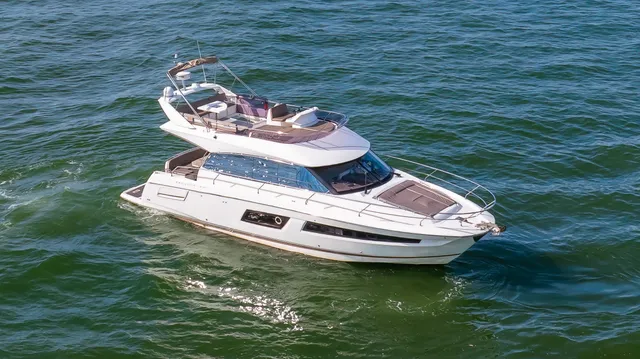 Rent a motor yacht in Chicago, IL near me