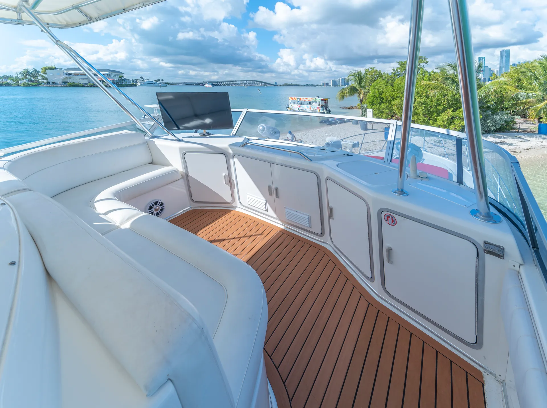 Sea Ray Boats 550 Sedan Bridge in Miami, FL — photo 7