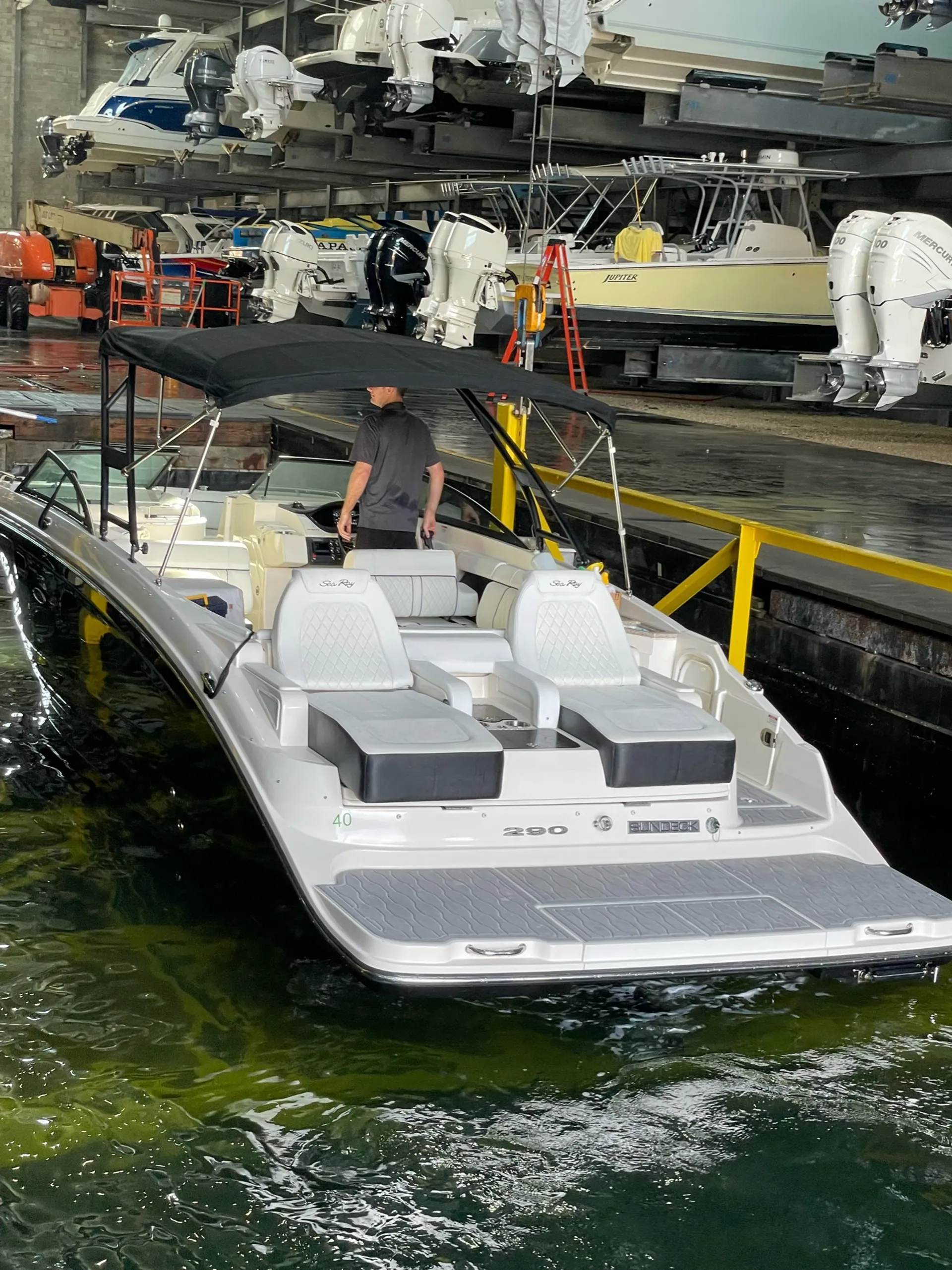Sea Ray Boats 290 Sundeck in Fort Lauderdale, FL — photo 3