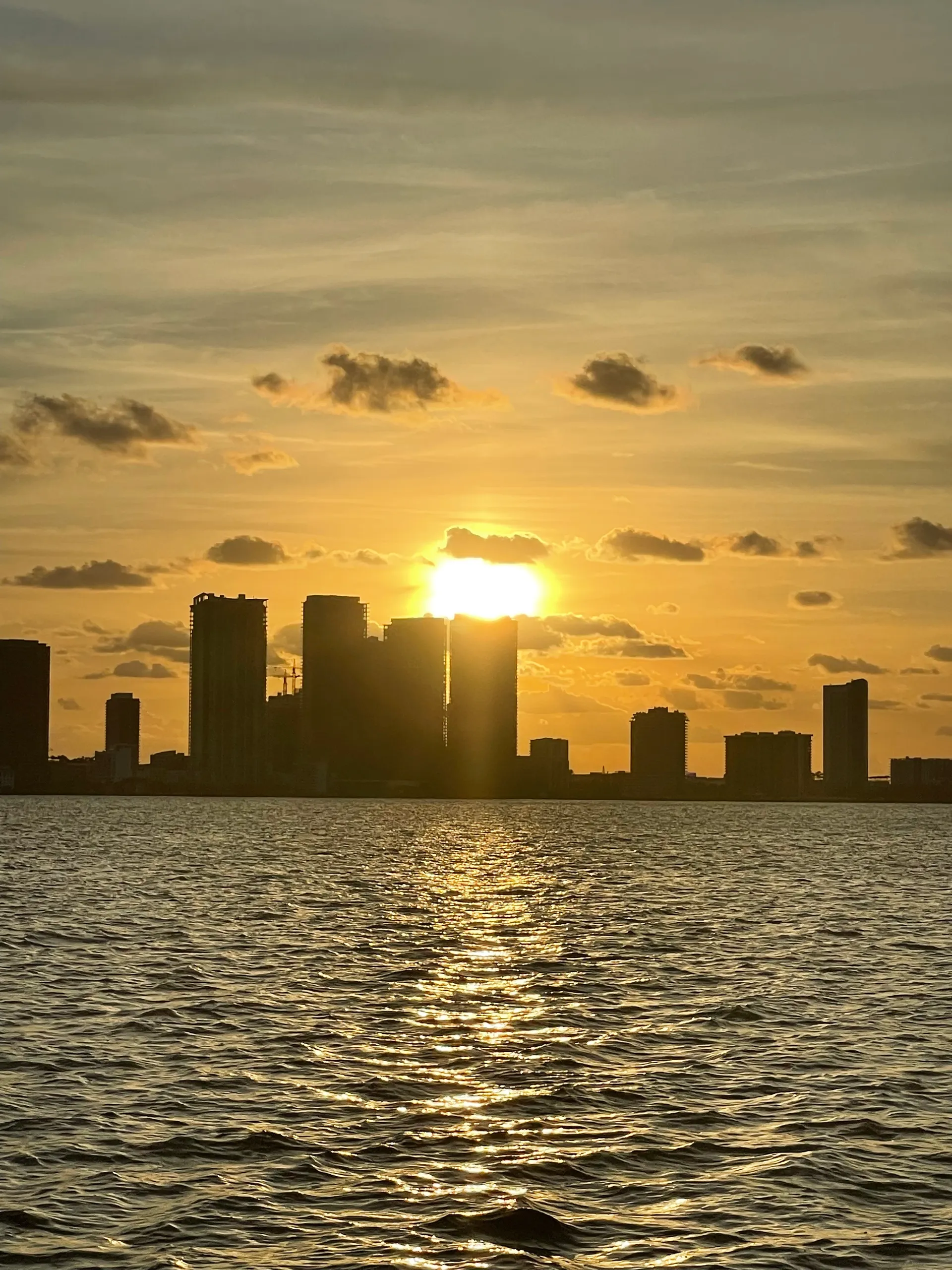 Sea Ray Boats 500 Sundancer in Sunny Isles Beach, FL — photo 4