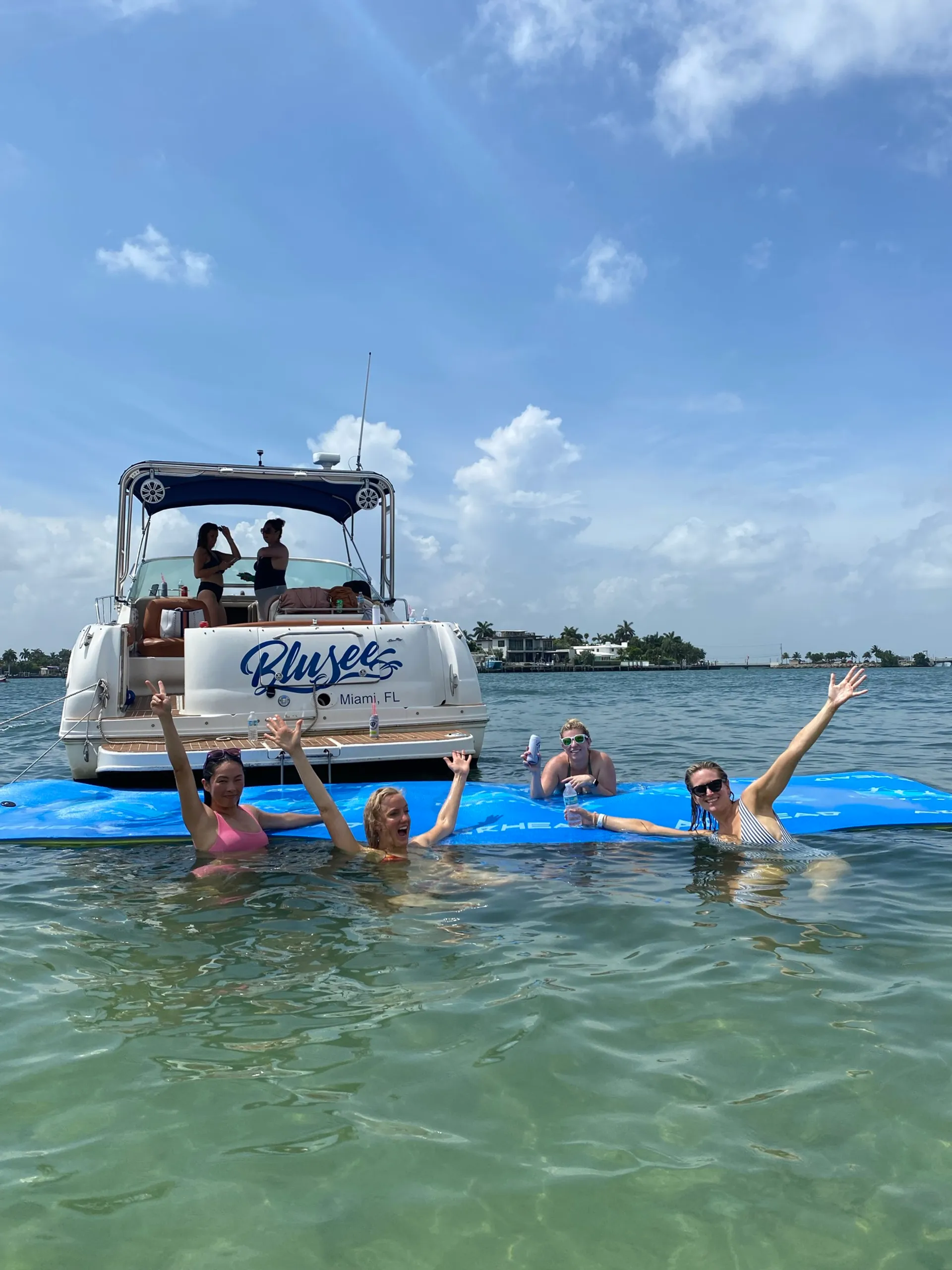 Get 1 HR FREE! Beautiful 32 FT Sea Ray!!