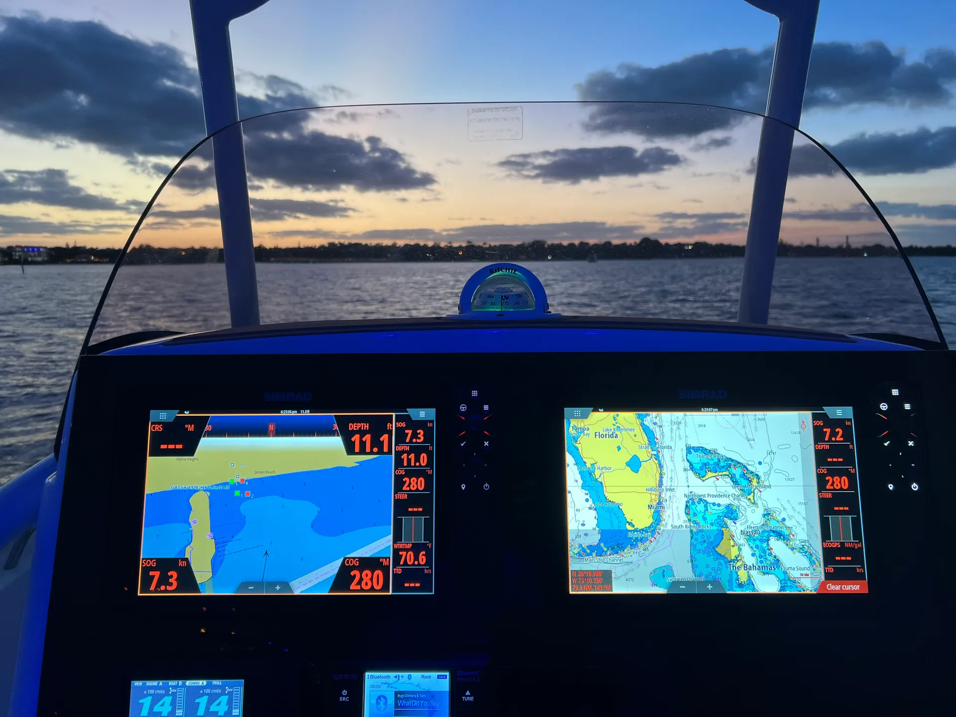 25' Twin Engine Center Console - Perfect for Sandbar or Fishing!