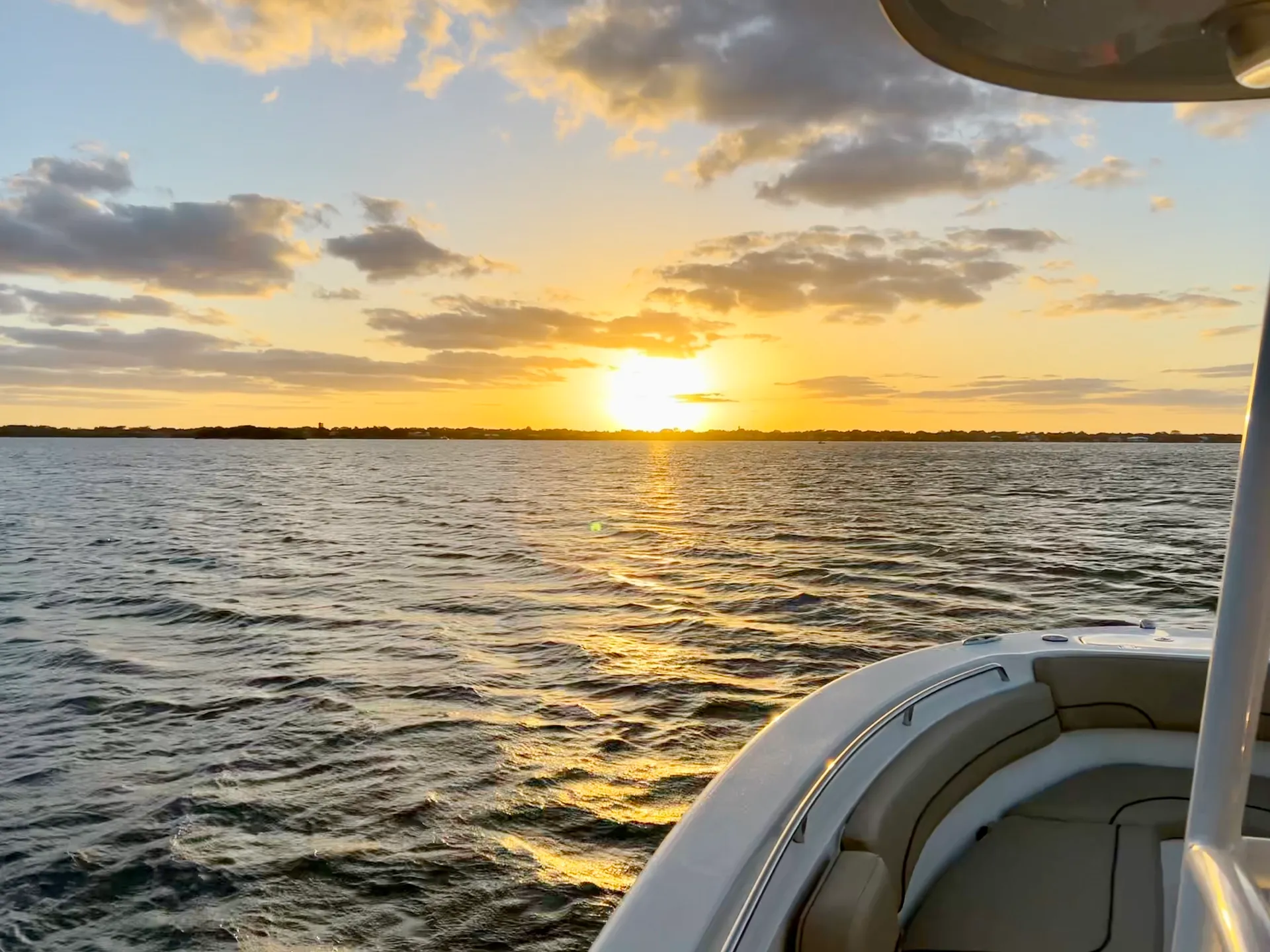 25' Twin Engine Center Console - Perfect for Sandbar or Fishing!