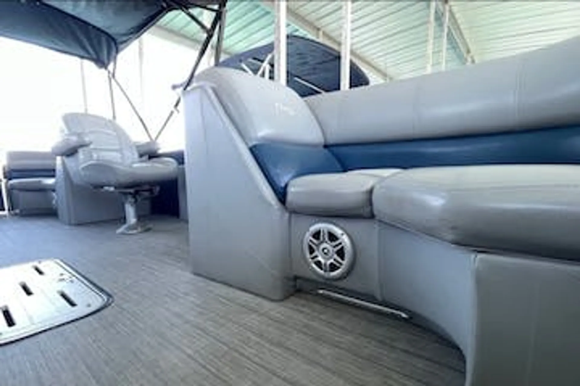 MANITOU PONTOON  24 OASIS in Point Venture, TX — photo 4