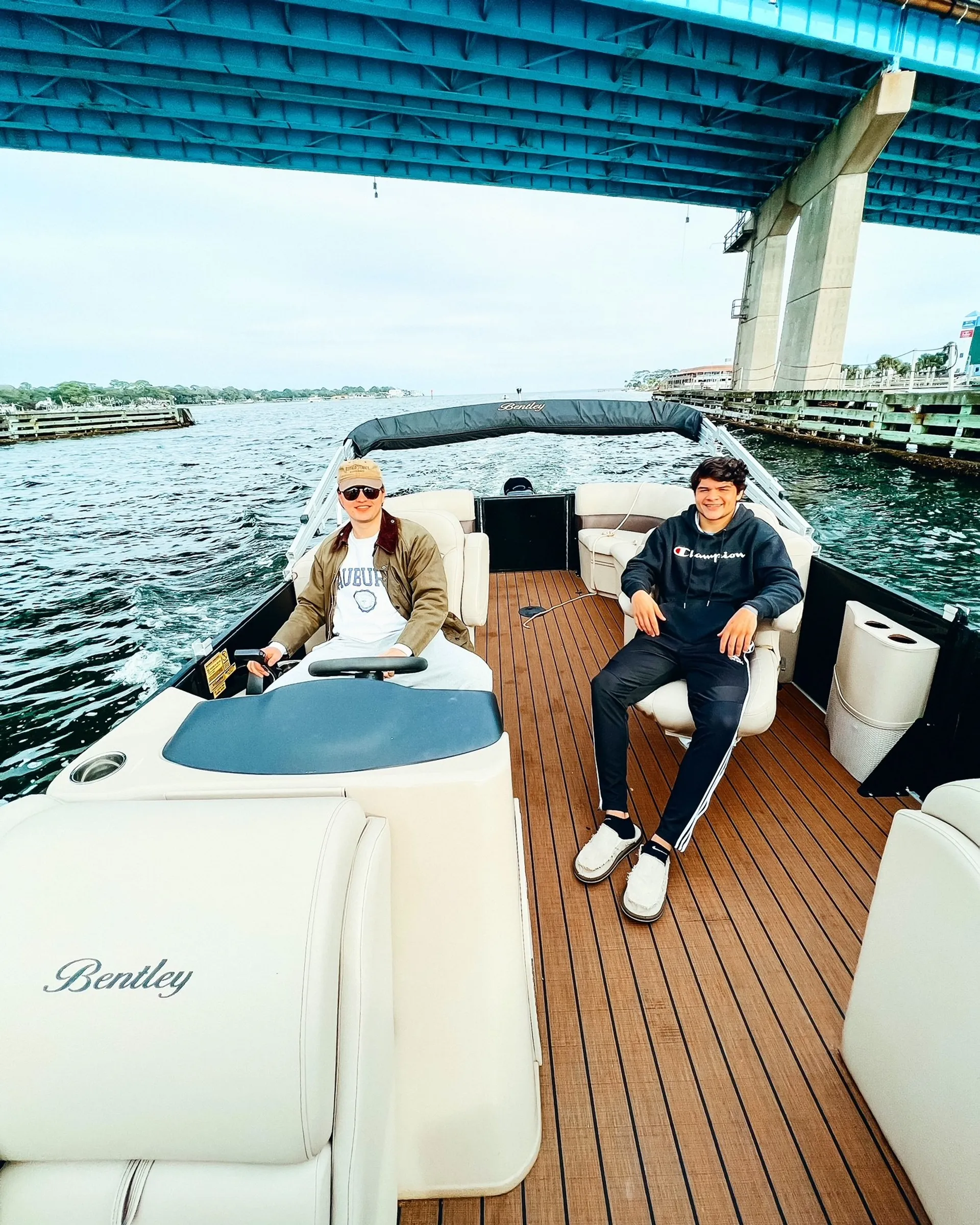 10 ppl - Enjoy this 2022 Bentley Pontoon - Fuel included