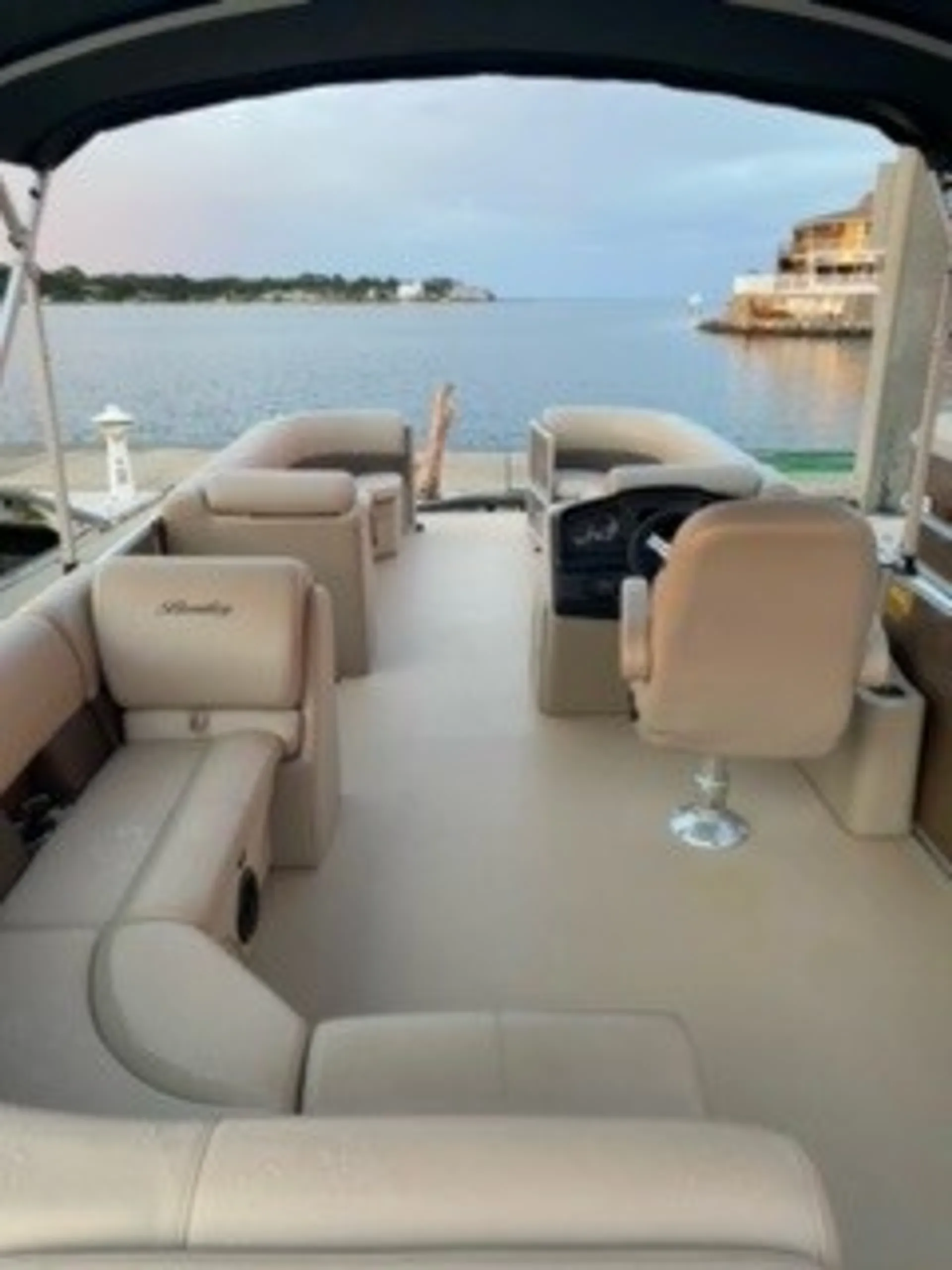 10 ppl- Exciting 2022 Bentley pontoon experience - Fuel included