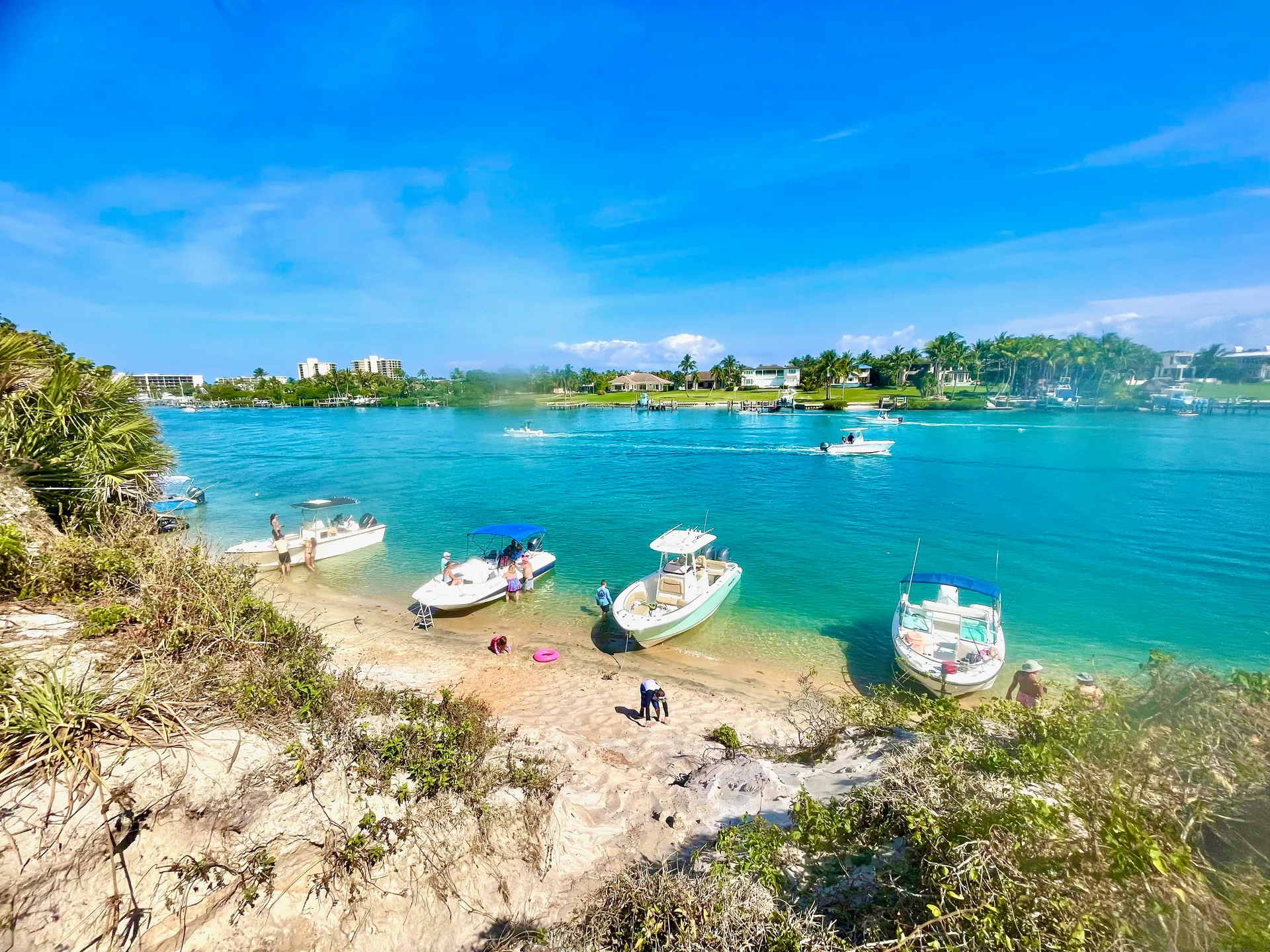 25' Twin Engine Center Console - Perfect for Sandbar or Fishing!