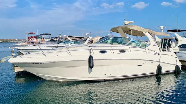 Rent a Sea Ray Boats motor yacht in Chicago, IL near me