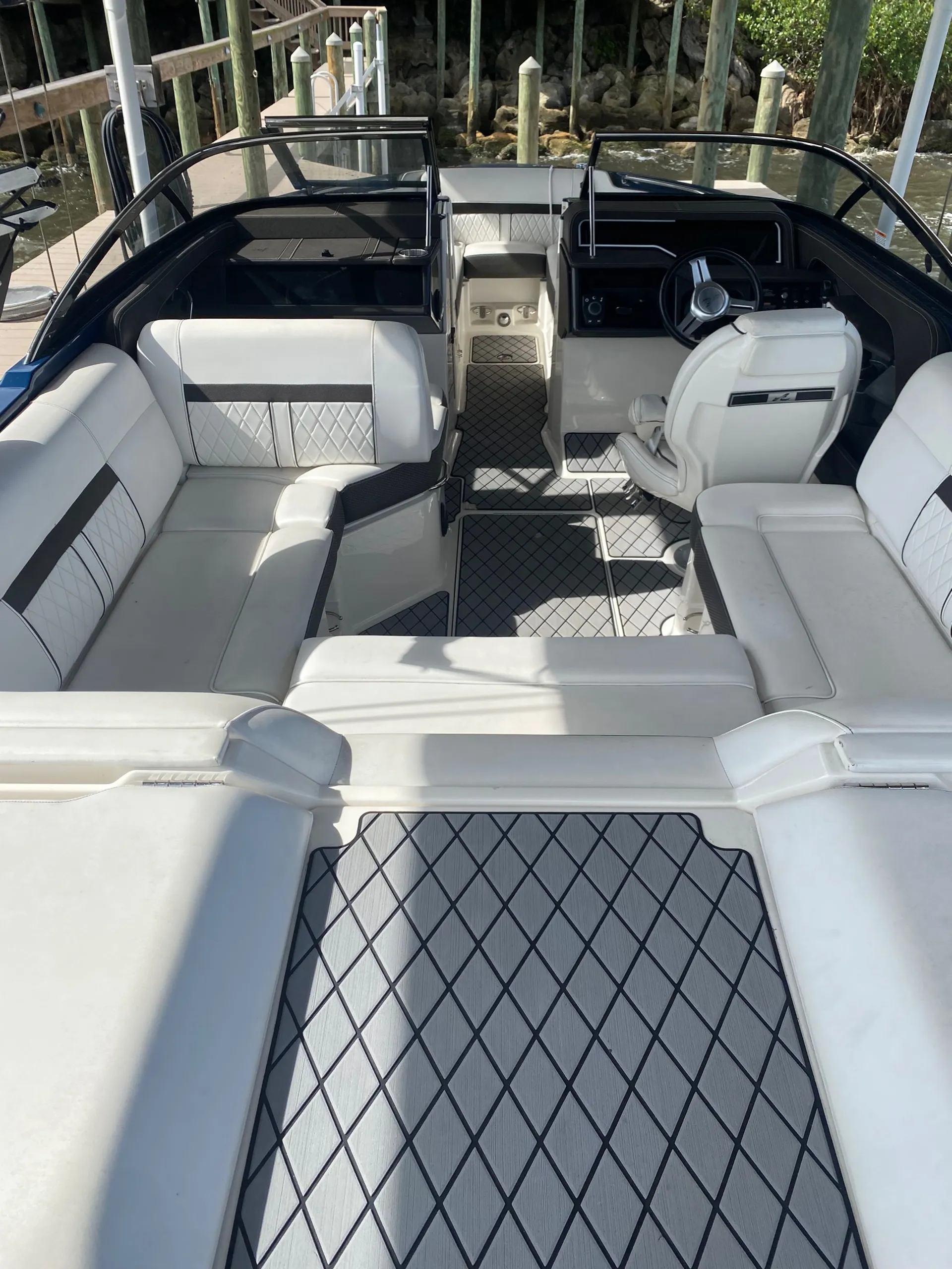 SEA RAY BOATS 230 SLX W/TRLR in Melbourne, FL — photo 4
