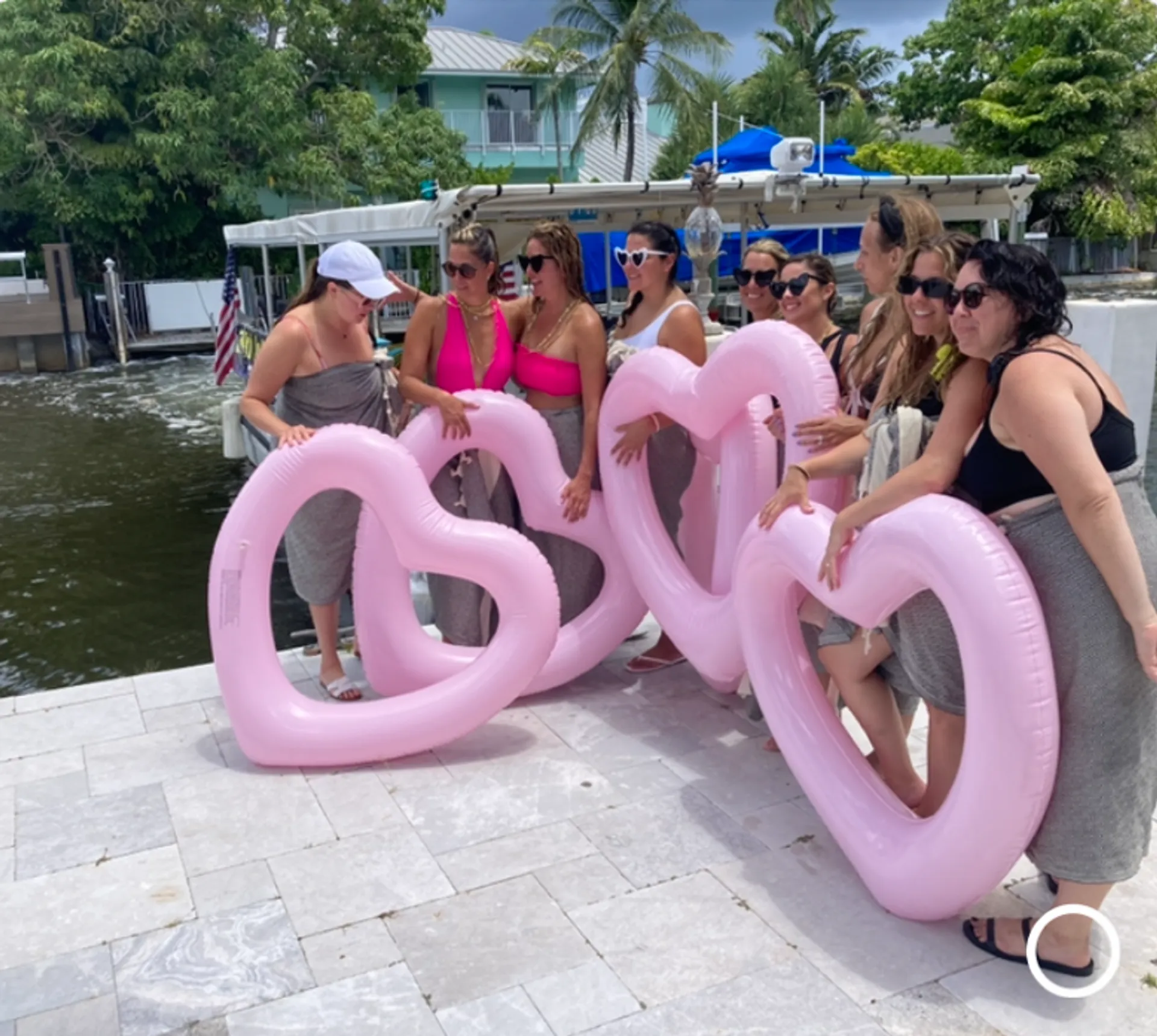 TIKI LOVE ---- 16 passenger amazing party boats .