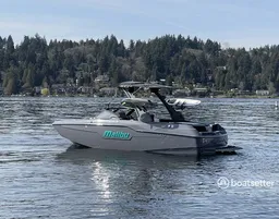 Best wave on the lake!! Join Susan on her M220! Let’s surf!! 