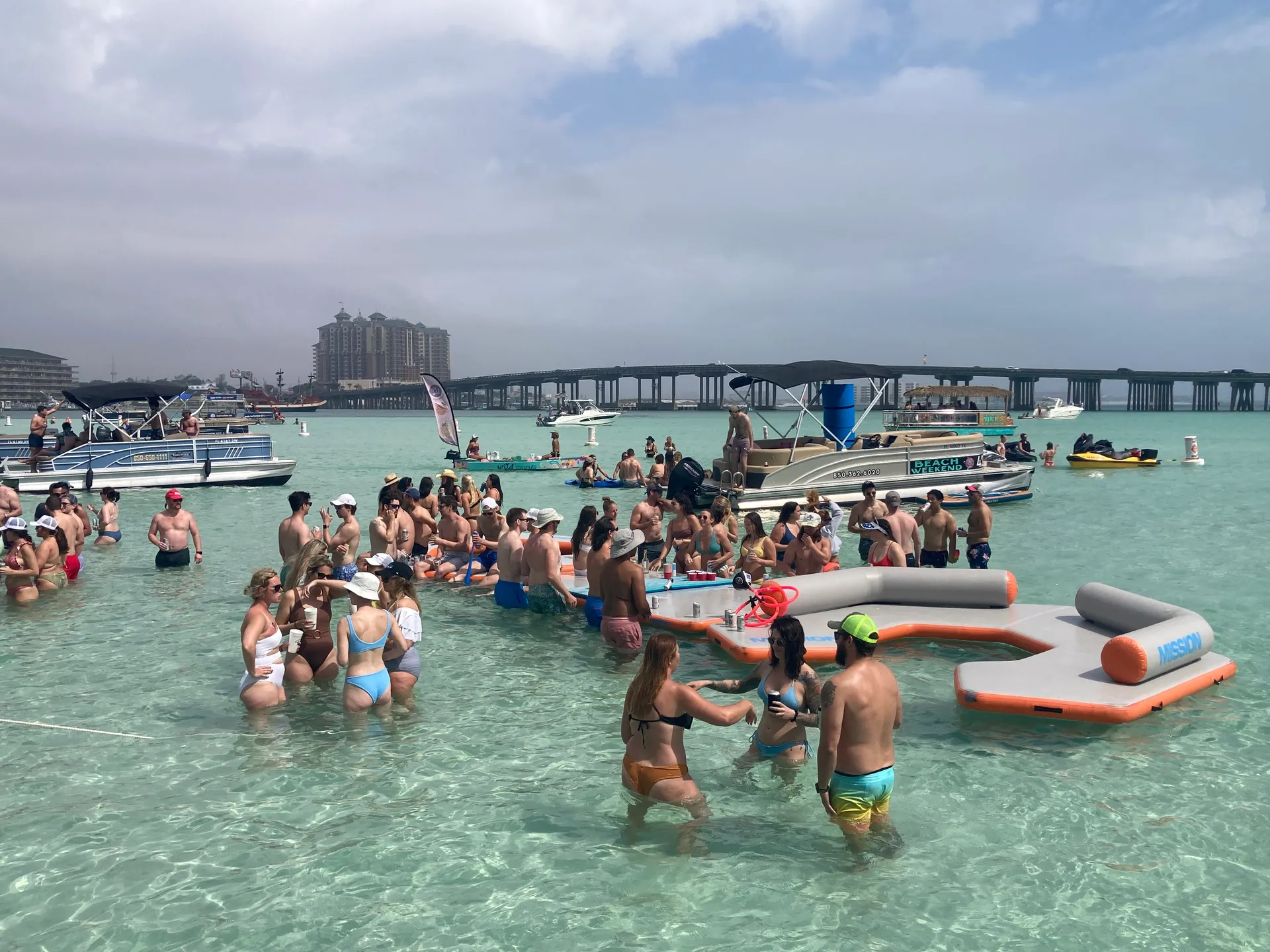 Tiki Themed Hula-Mama 30 ft pontoon 2slides 150 HP Fuel Included 