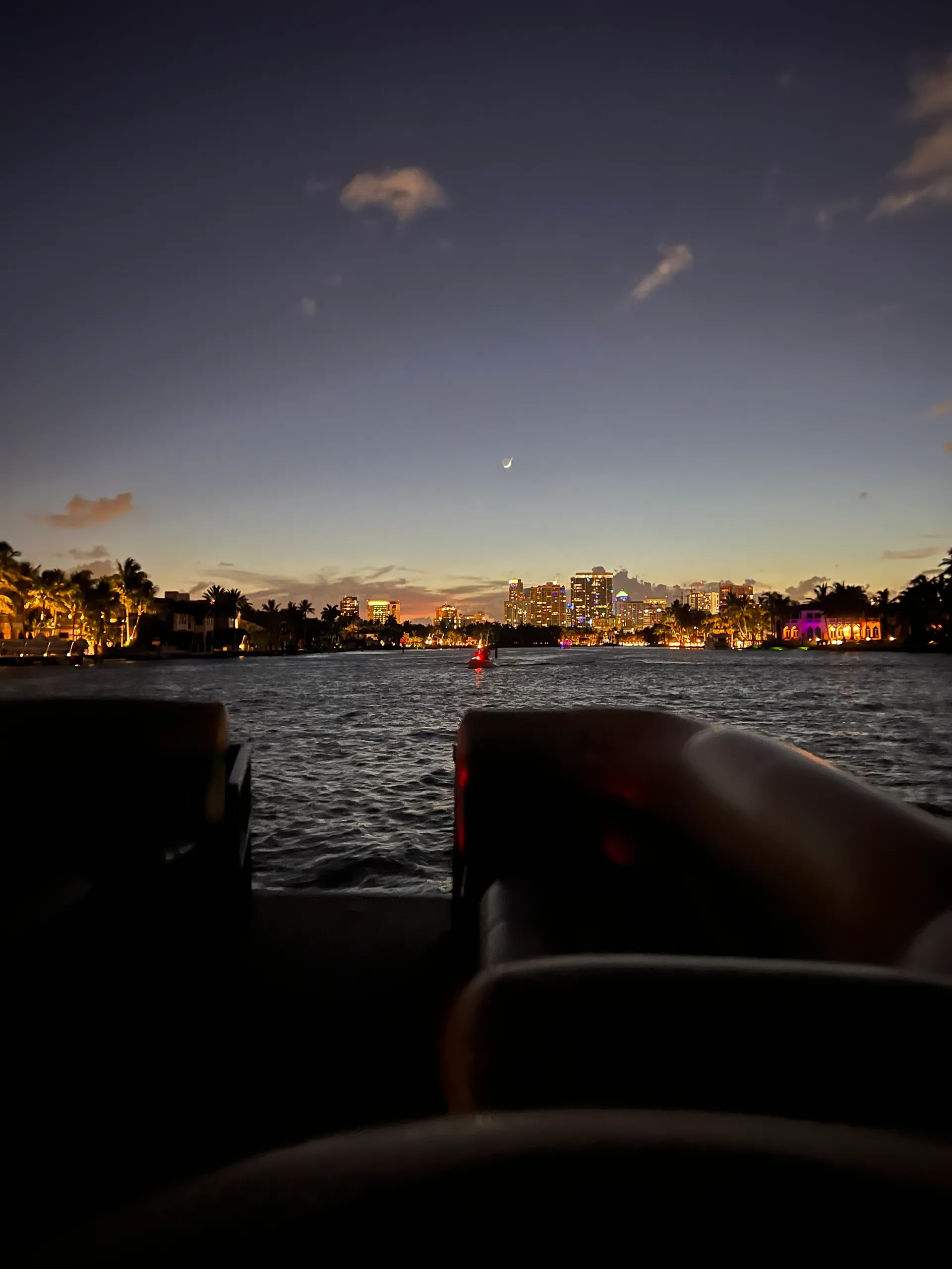Comfortable and spacious 28’ Pontoon 