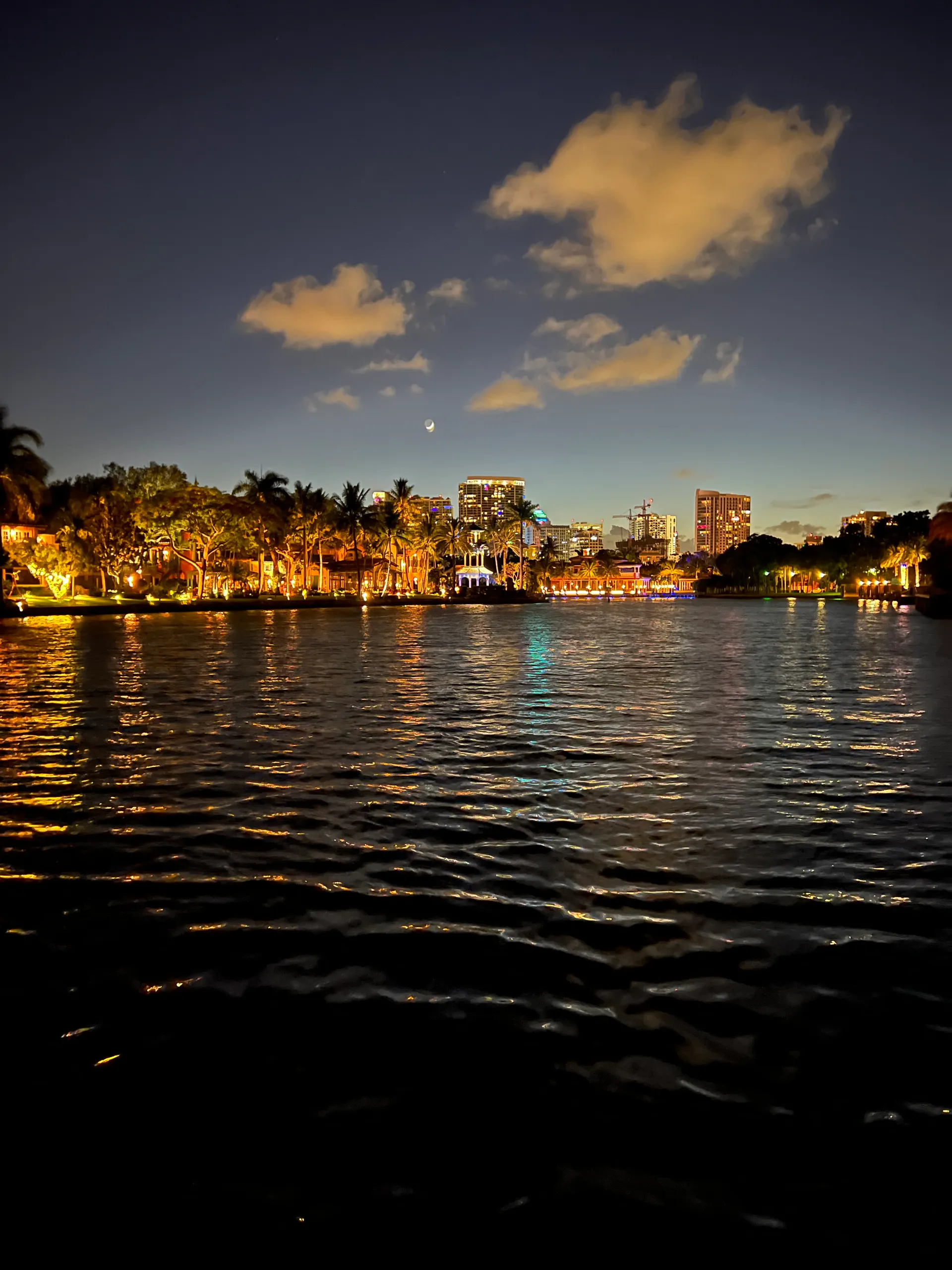 Comfortable and spacious 28’ Pontoon 