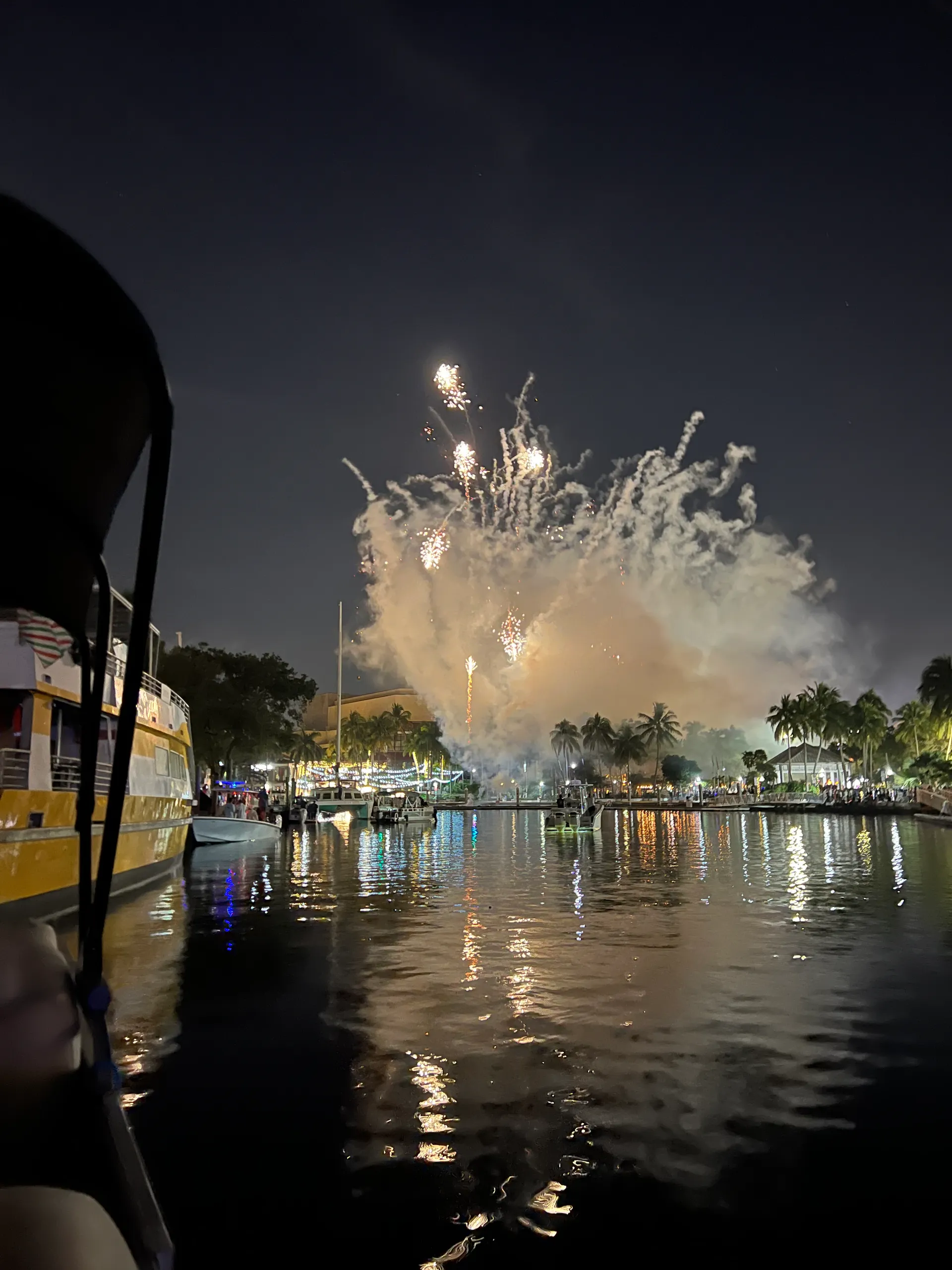 Comfortable and spacious 28’ Pontoon 