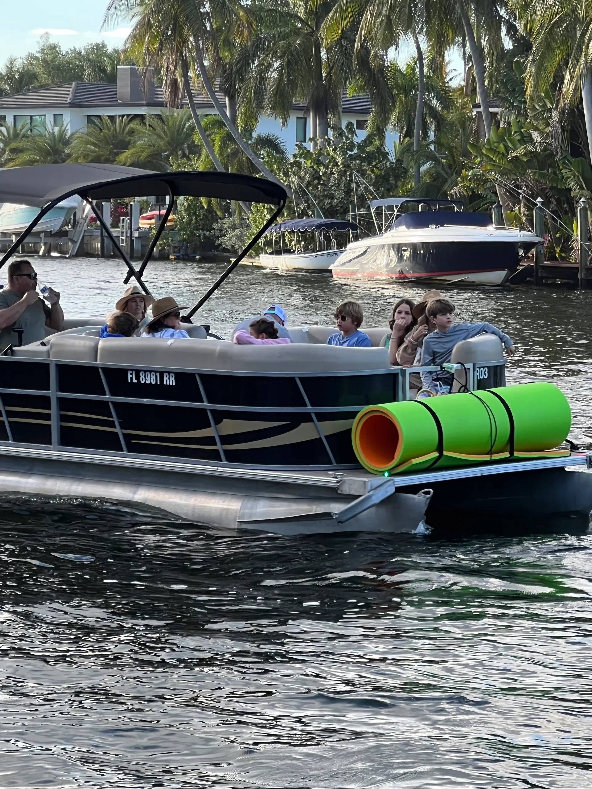 Comfortable and spacious 28’ Pontoon 