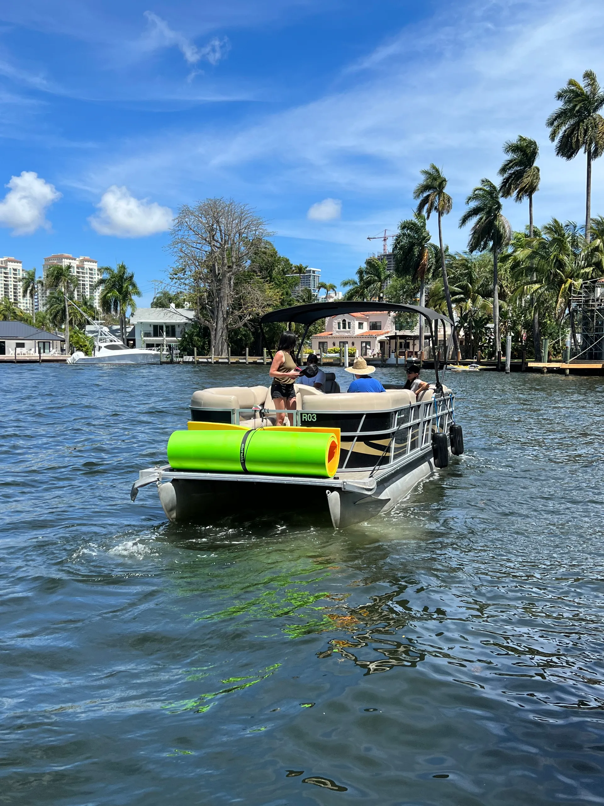 Comfortable and spacious 28’ Pontoon 