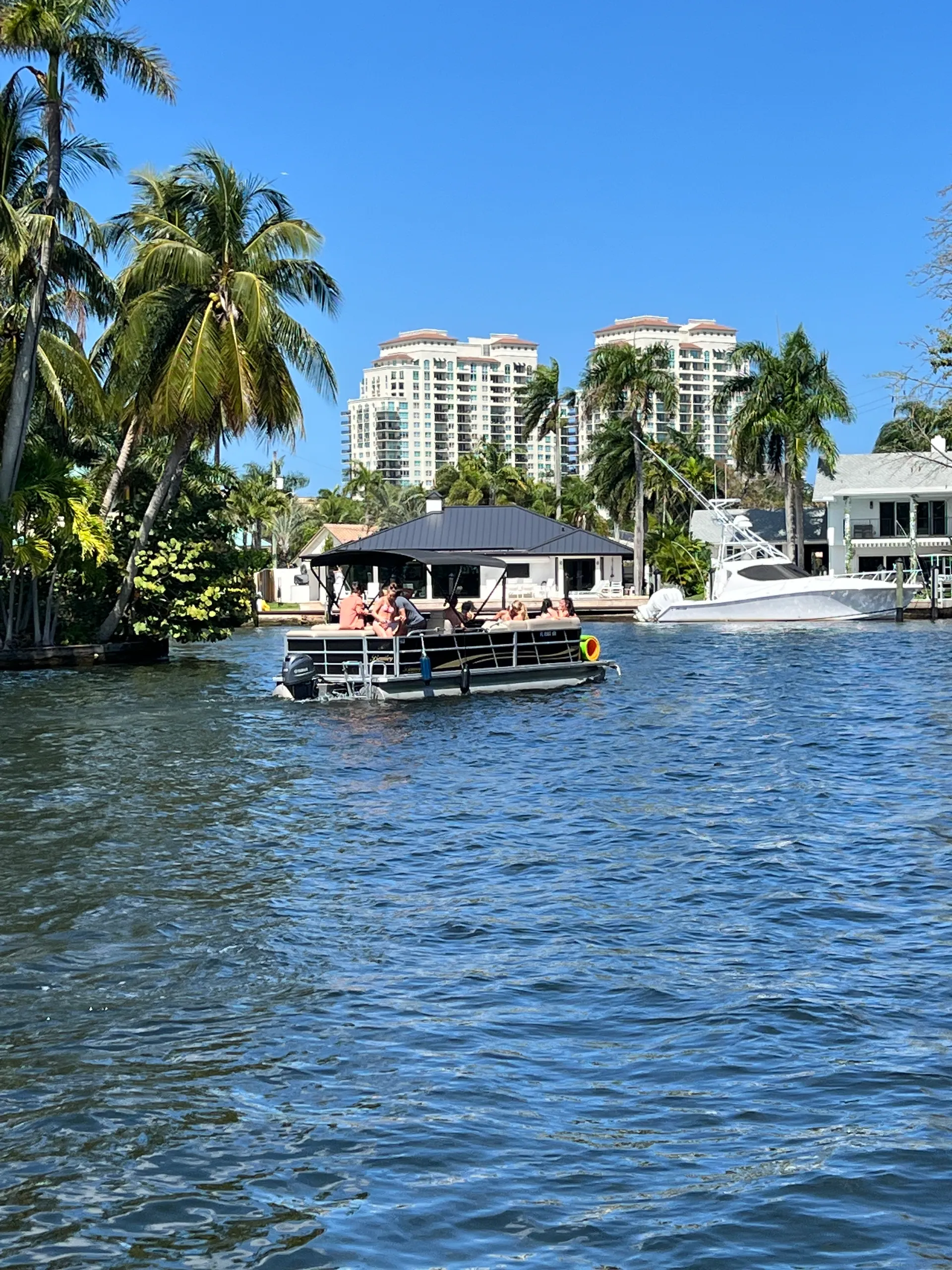 Comfortable and spacious 28’ Pontoon 