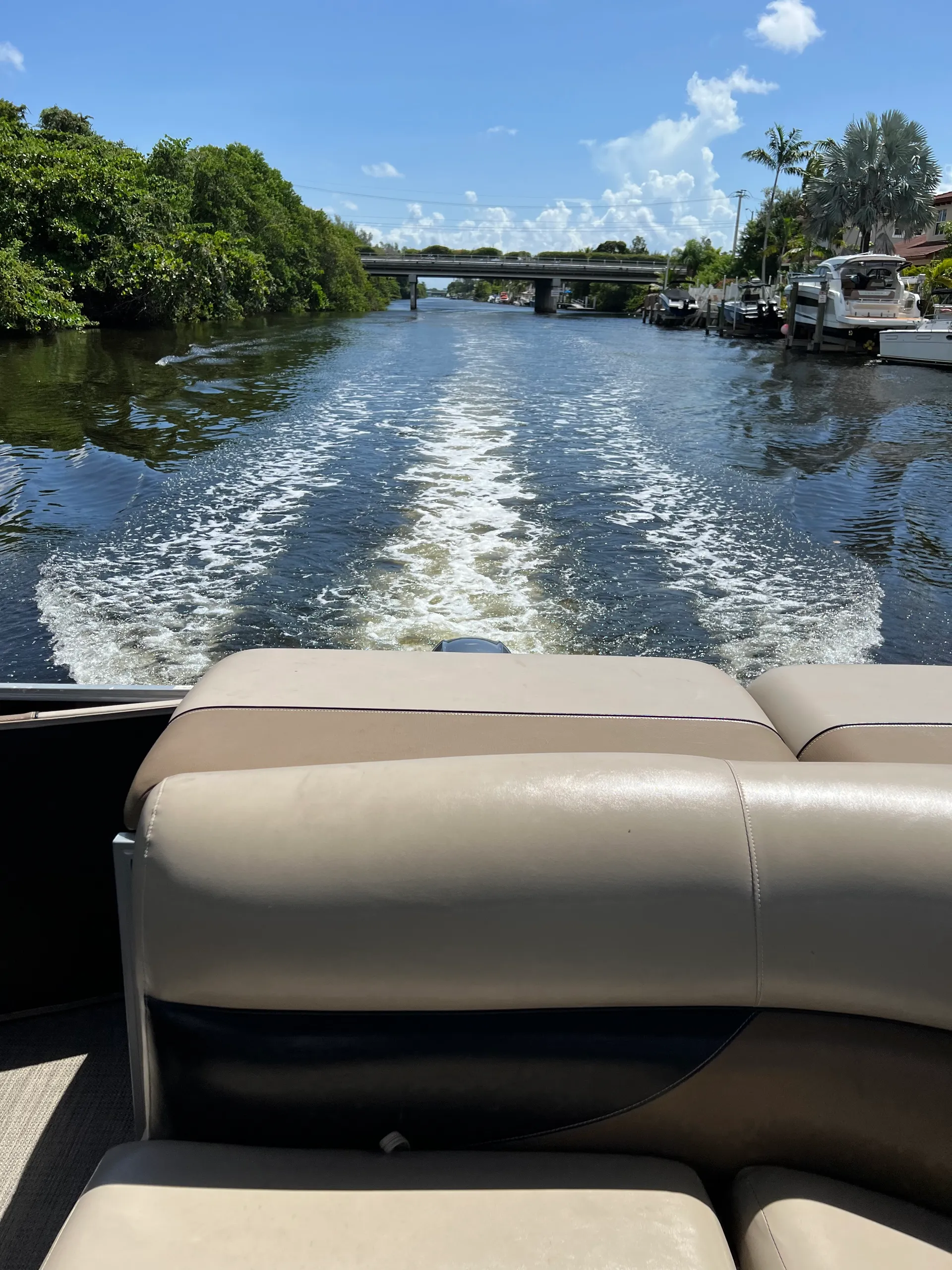 Comfortable and spacious 28’ Pontoon 
