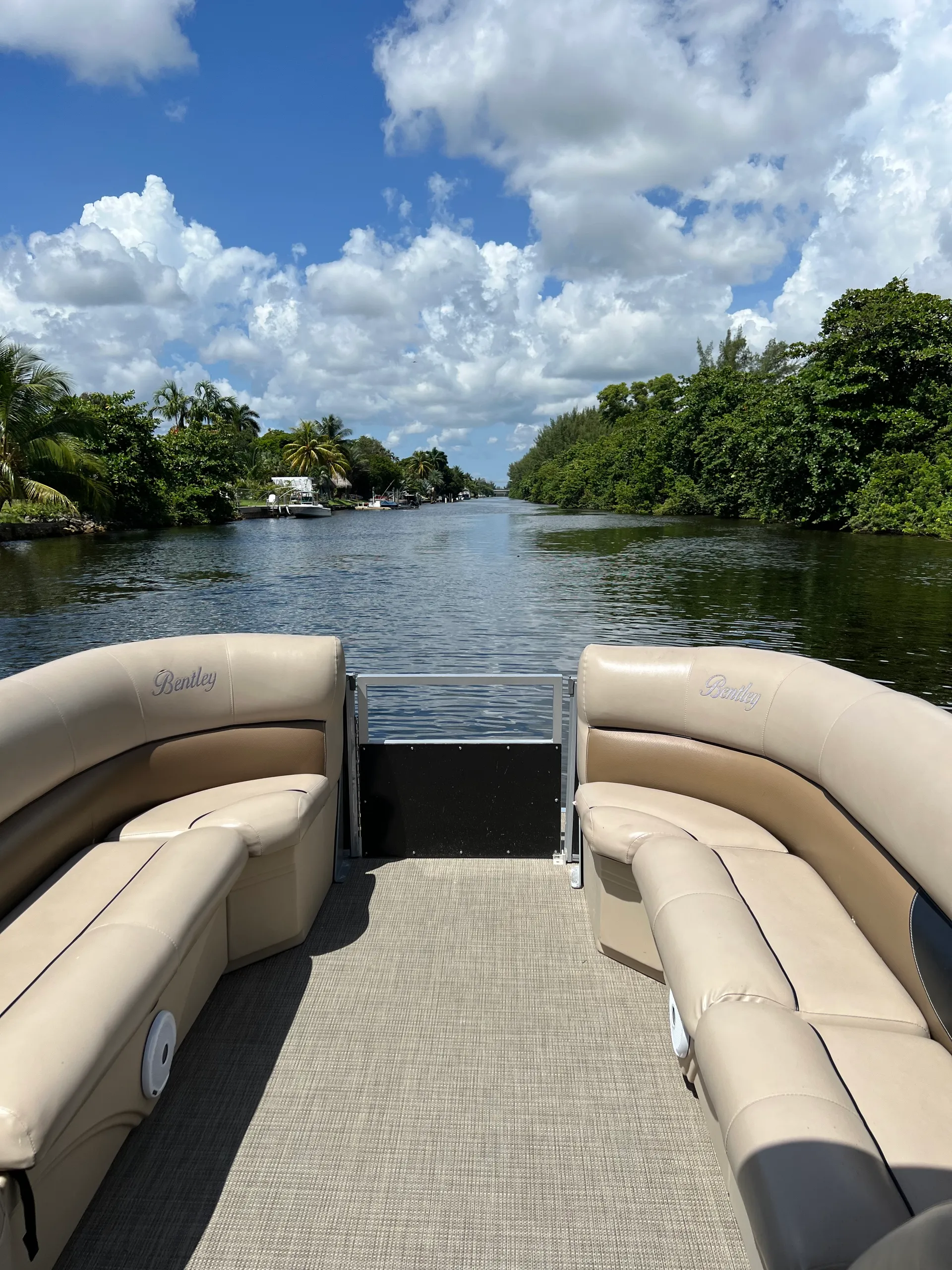 Comfortable and spacious 28’ Pontoon 