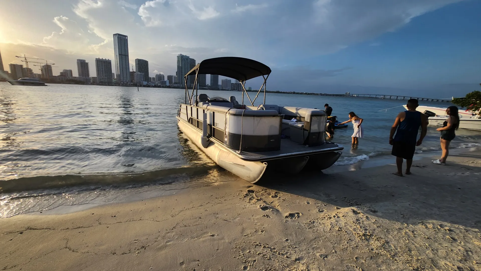 Luxury 25ft Captained Pontoon for up to 12 guests