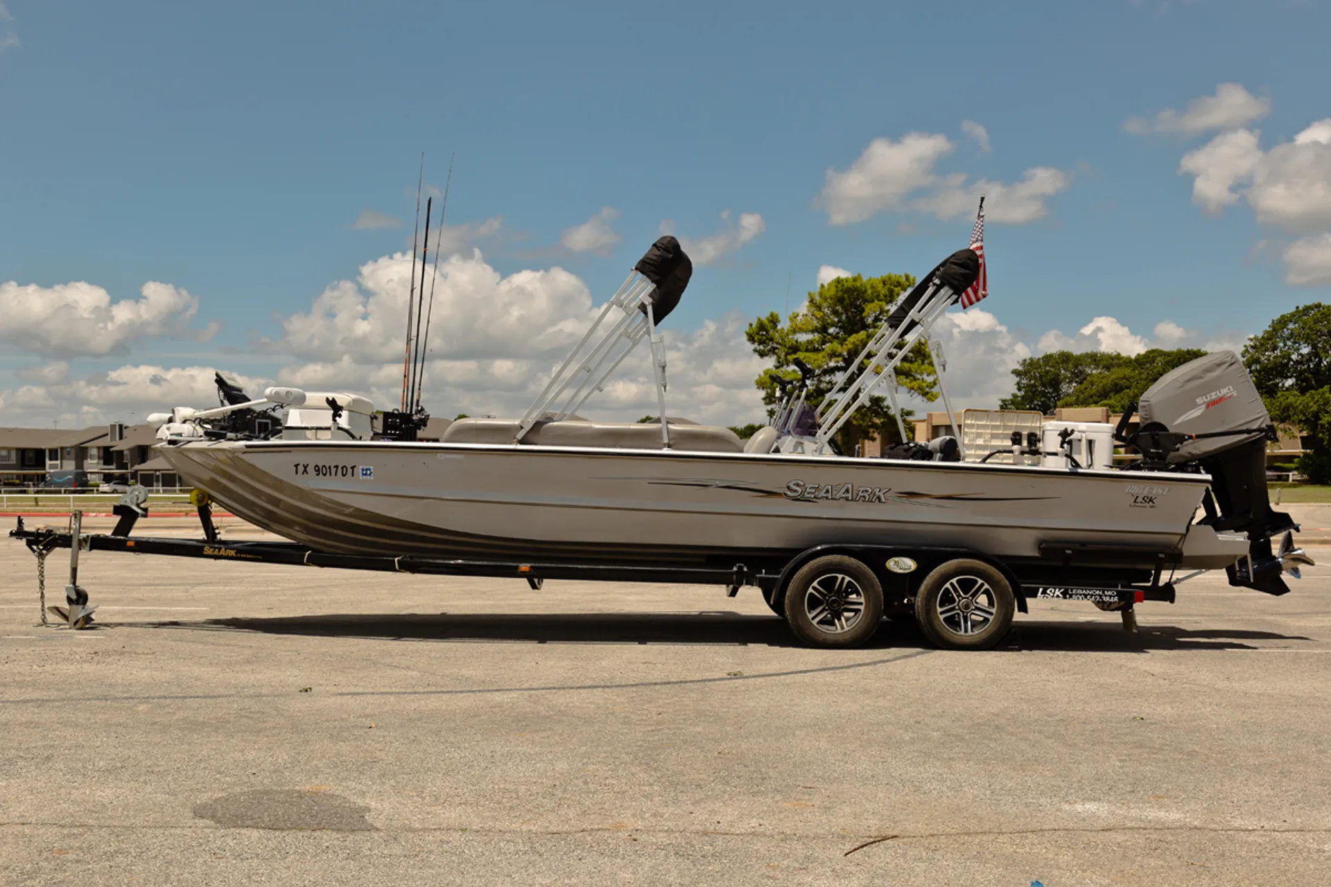 SeaArk BigEasy on lake Lewisville or Grapevine,**FREE FLOATING MAT!!**