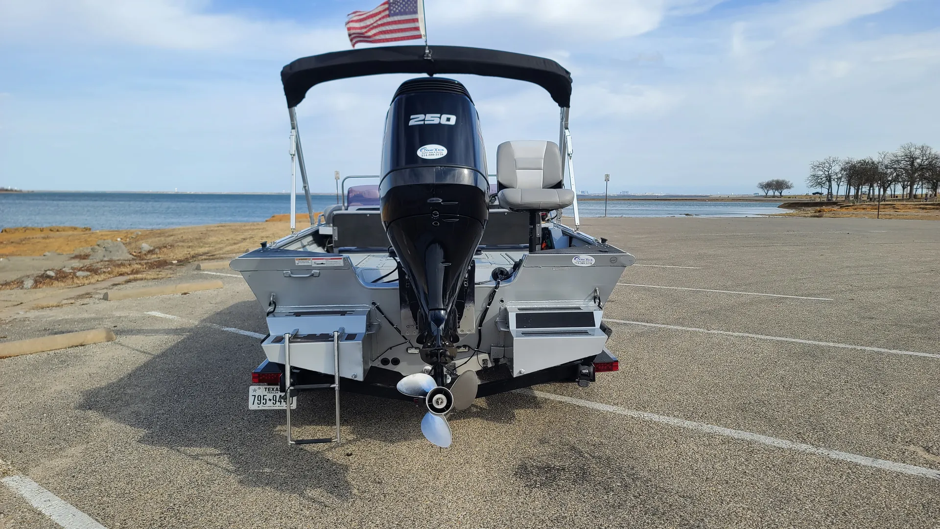 SeaArk BigEasy on lake Lewisville or Grapevine,**FREE FLOATING MAT!!**