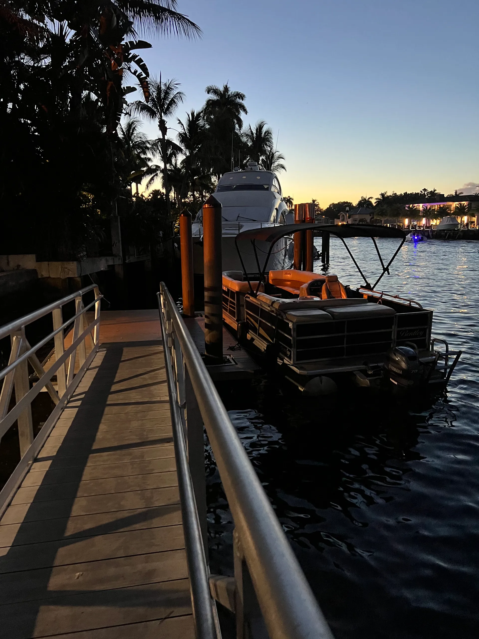 Comfortable and spacious 28’ Pontoon 