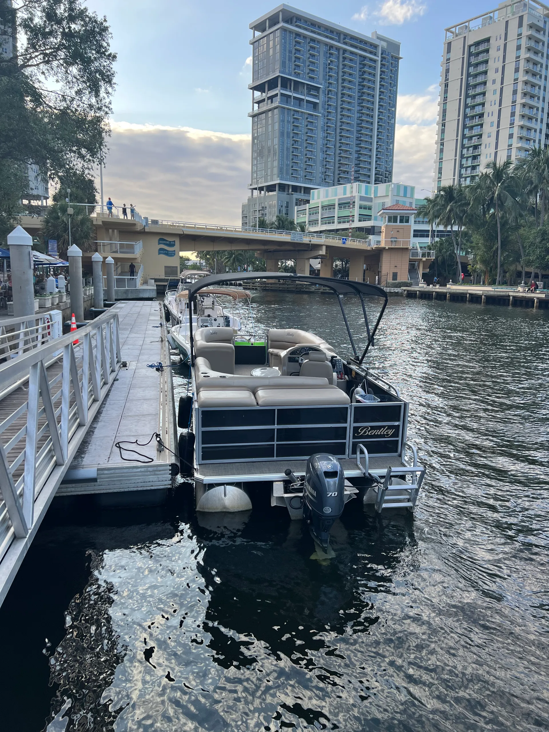 Comfortable and spacious 28’ Pontoon 